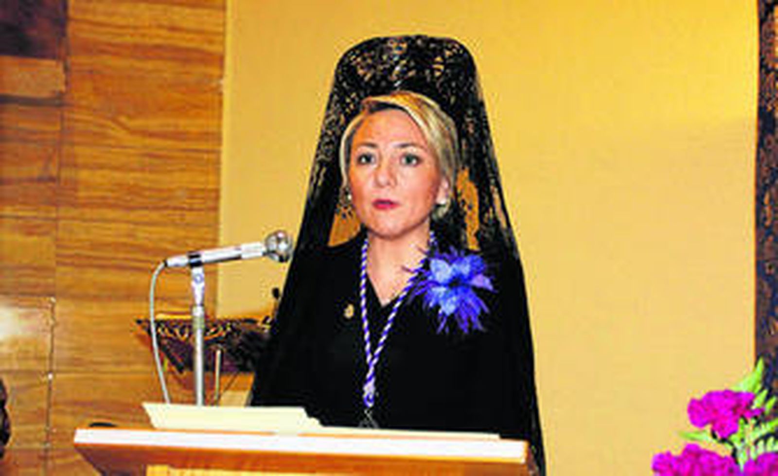 Eloisa Cabrera durante su pregón en San Ildefonso a la cofradía de la Macarena en su 25 aniversario.