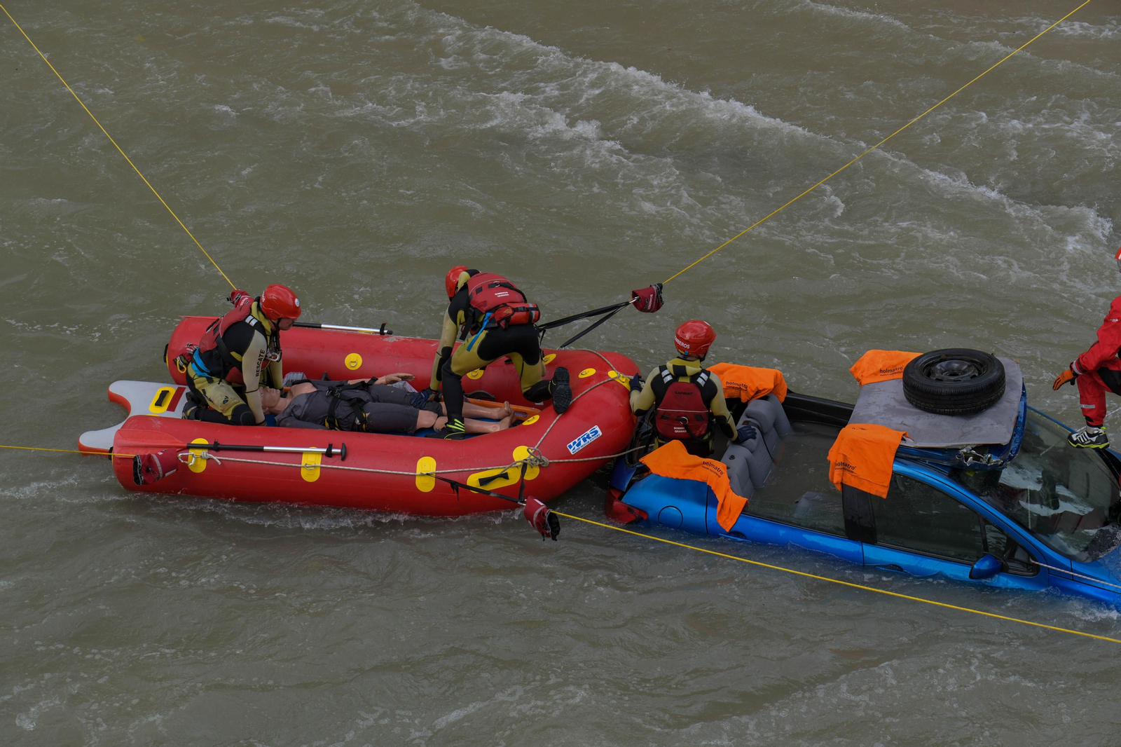 Fotos: Las mejores imágenes del simulacro de rescate de un coche accidentado en el río Genil de Granada