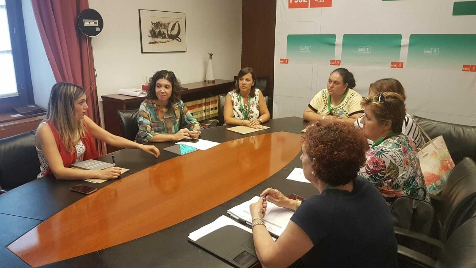 Las representantes de la escuela pública de Cádiz reunidas con la portavoz socialista de Educación, María Márquez.