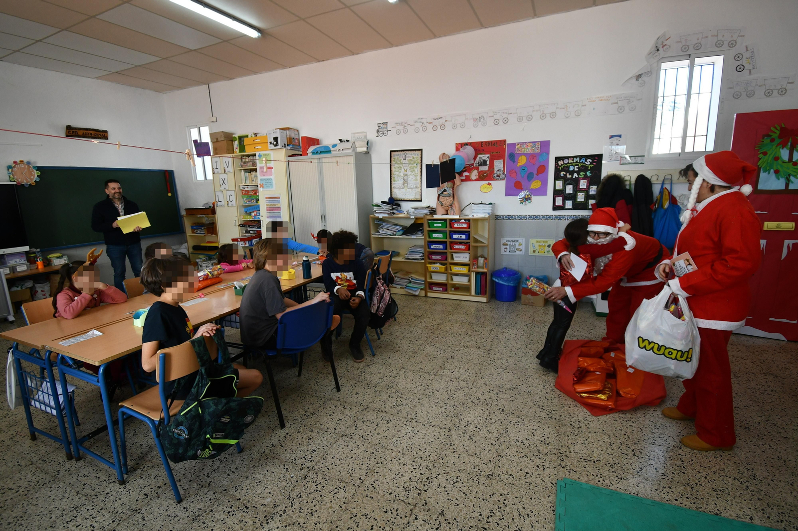Entrega de regalos a los alumnos del colegio público.
