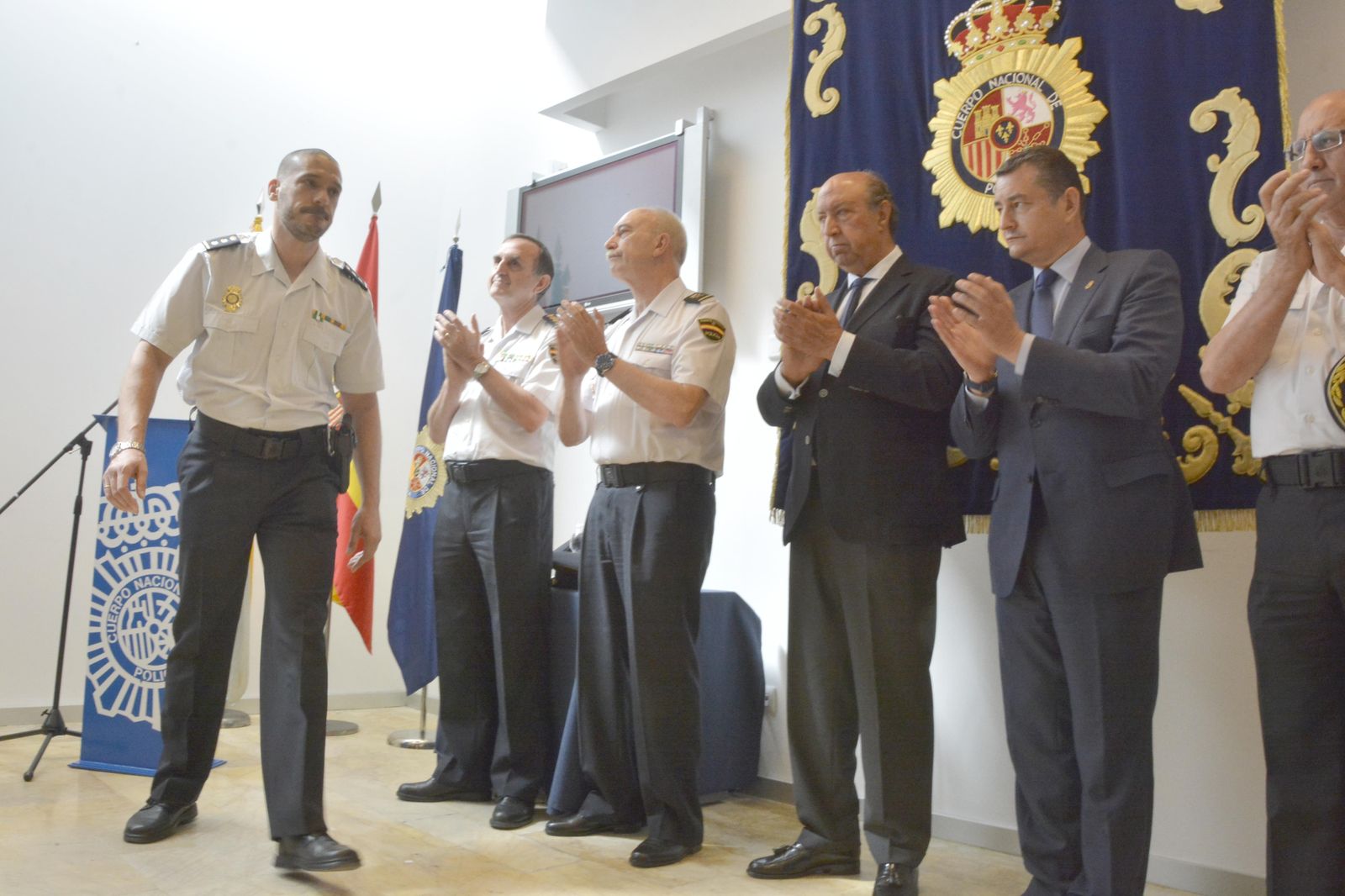Los responsables policiales reunidos ayer en Algeciras aplauden a Luis Esteban tras jurar el cargo y dirigirse a los presentes.