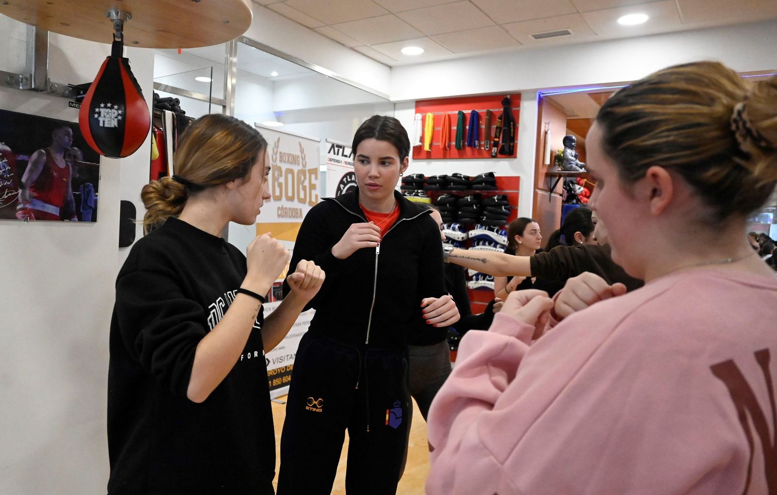 La masterclass de boxeo de Rafa Lozano Jr a medio centenar de mujeres de Córdoba, en imágenes