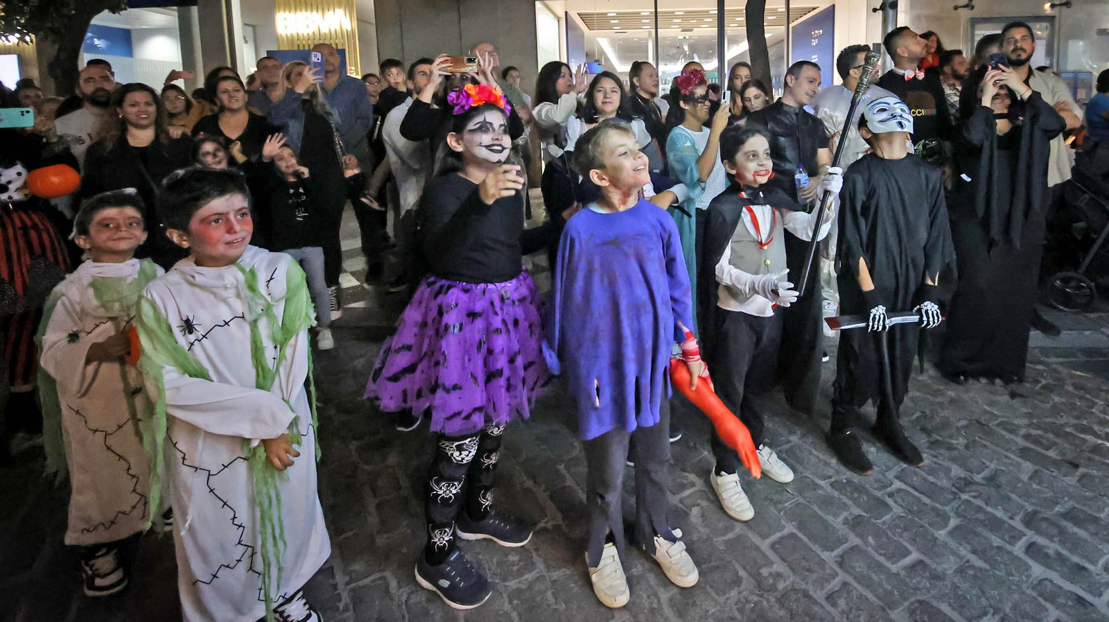El desfile de Halloween llena las calles de Jerez
