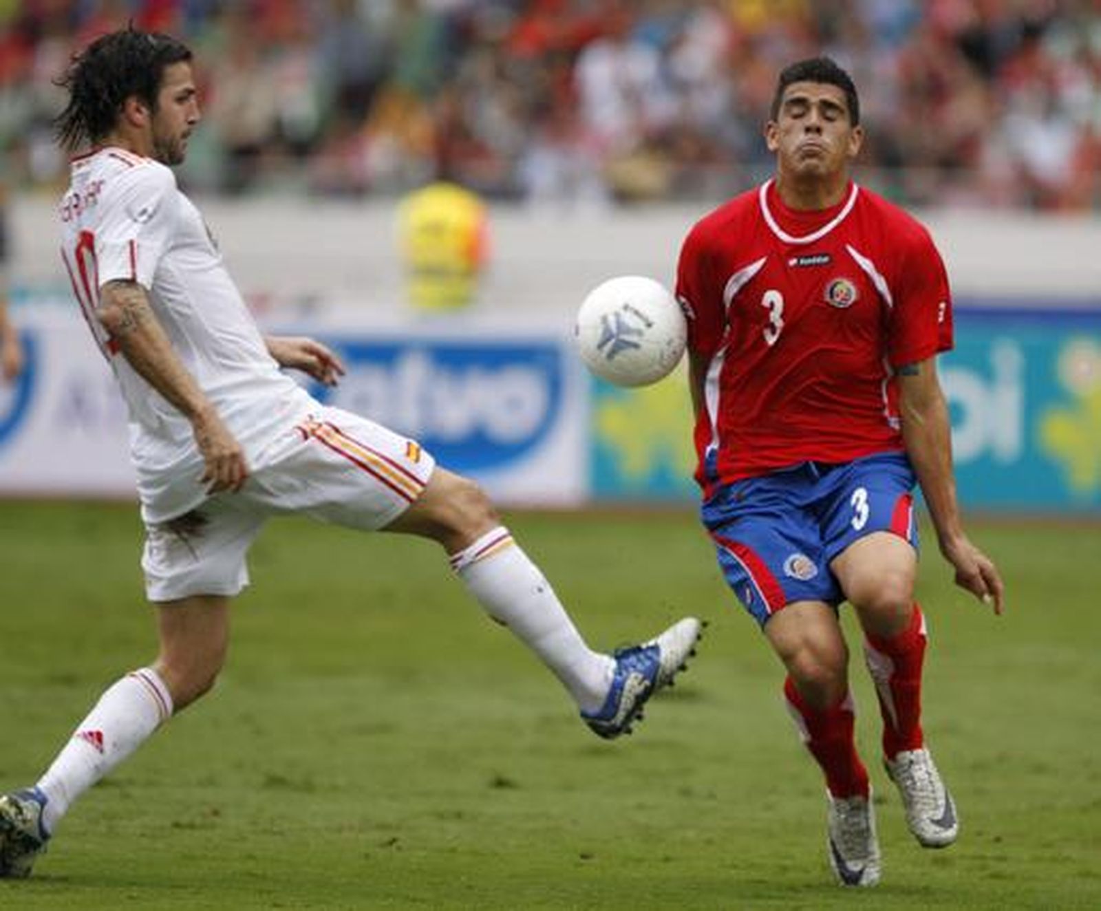 Un gol en el descuento de Villa salvó el empate de la selección española tras tener que remontar dos goles después de un desastroso primer tiempo.

Foto: Reuters