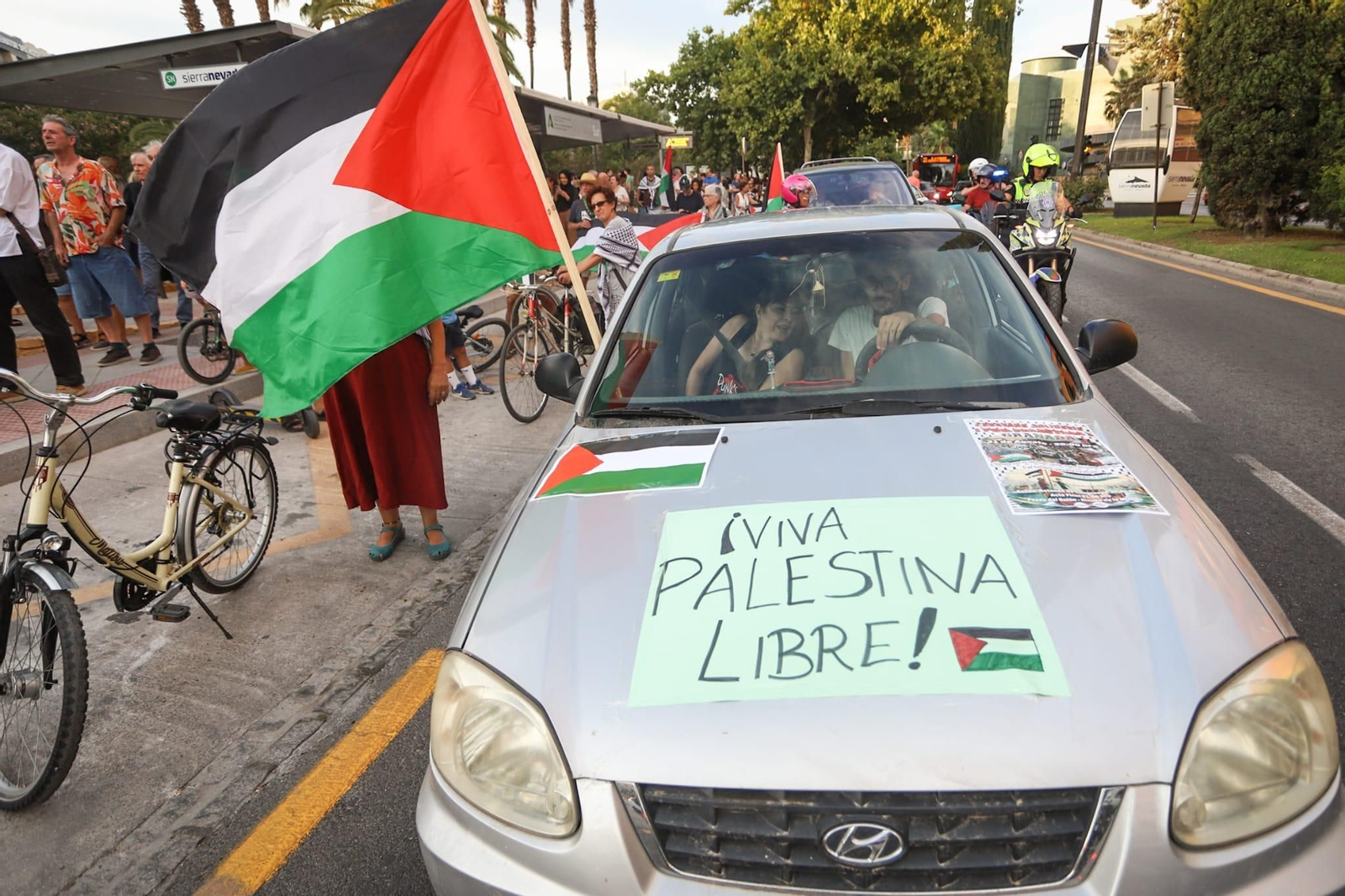 Una caravana solidaria recorre Granada en defensa de Palestina