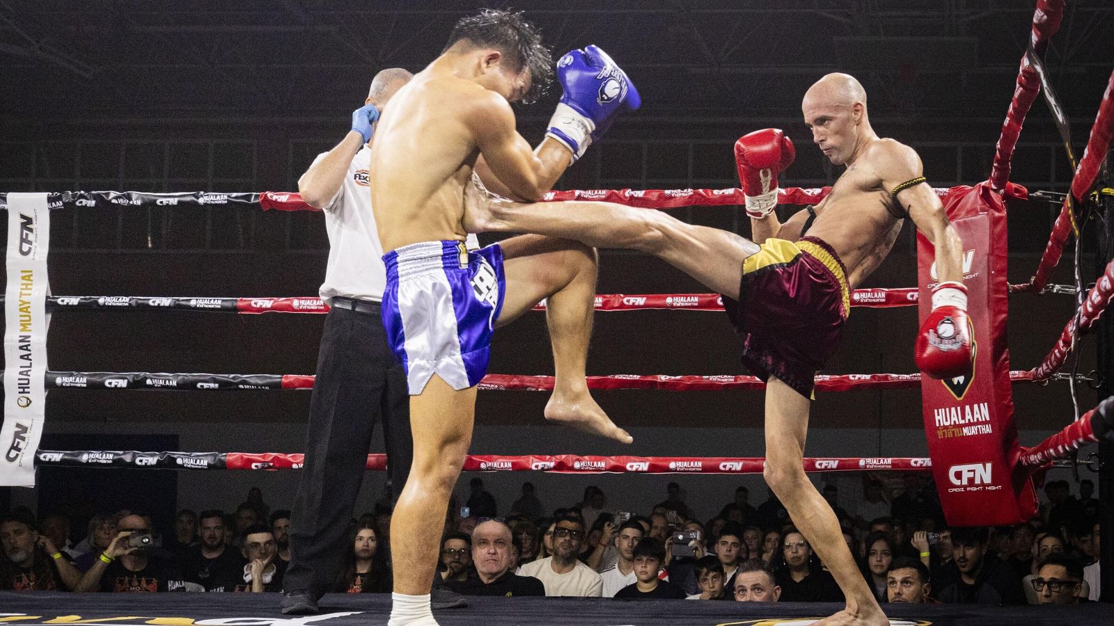 'Middle kick' de Coello a su oponente.