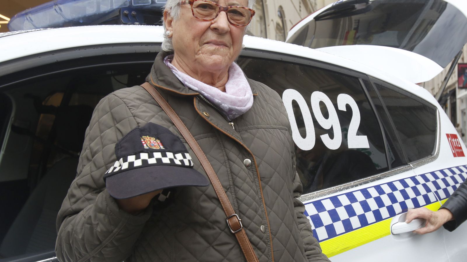 Lola Tapia posa para 'el Día' con una gorra de un compañero de la Policía Local.