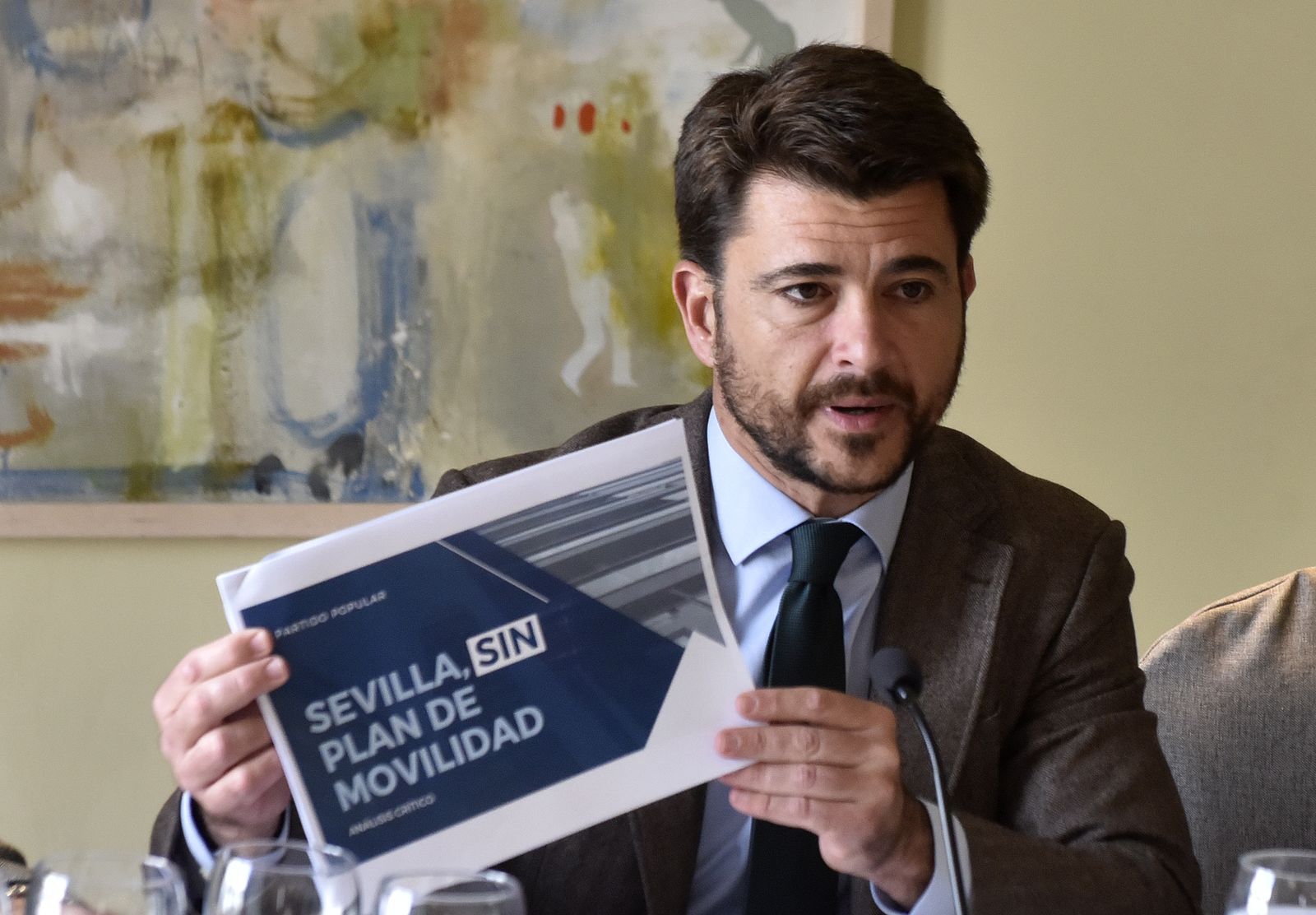 Beltrán Pérez en la rueda de prensa ofrecida ayer en la calle Cuna sobre el plan de movilidad.