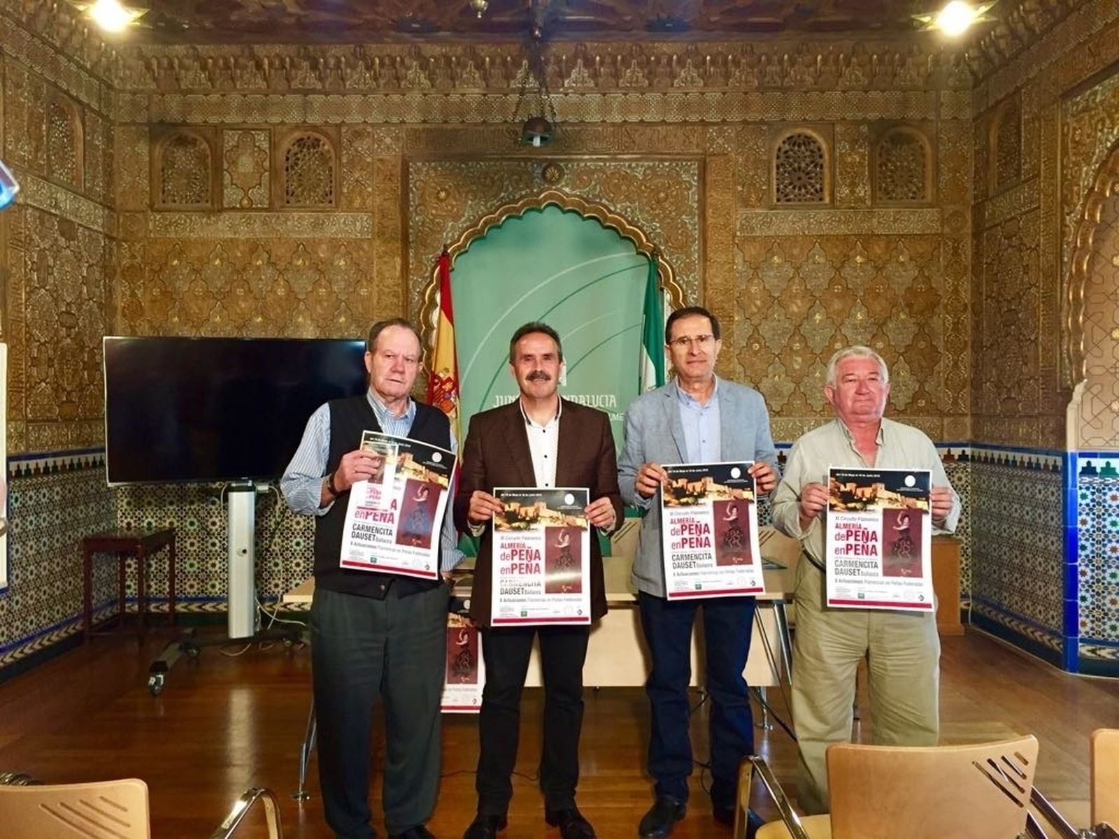 Alfredo Valdivia acompañado de Manuel Delgado y el cantaor Juan Gómez.