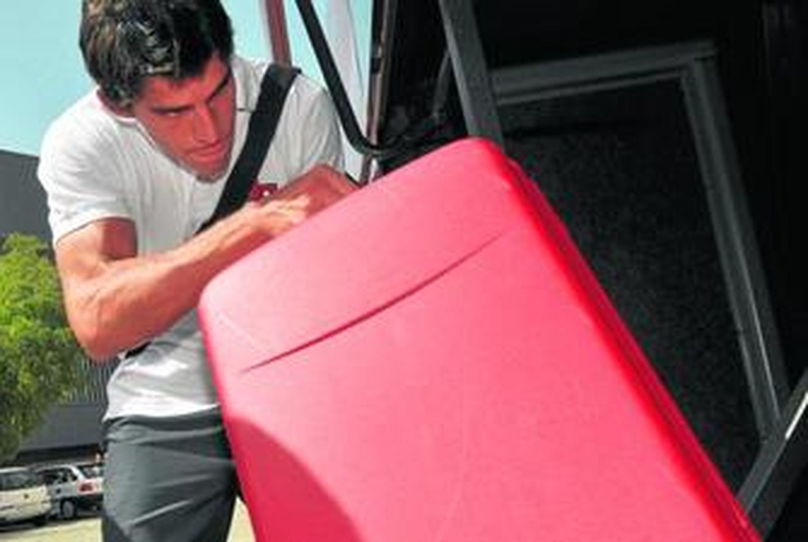 Perotti carga su maleta en el autobús que llevó a la expedición del Sevilla desde el Ramón Sánchez-Pizjuán al aeropuerto de San Pablo.