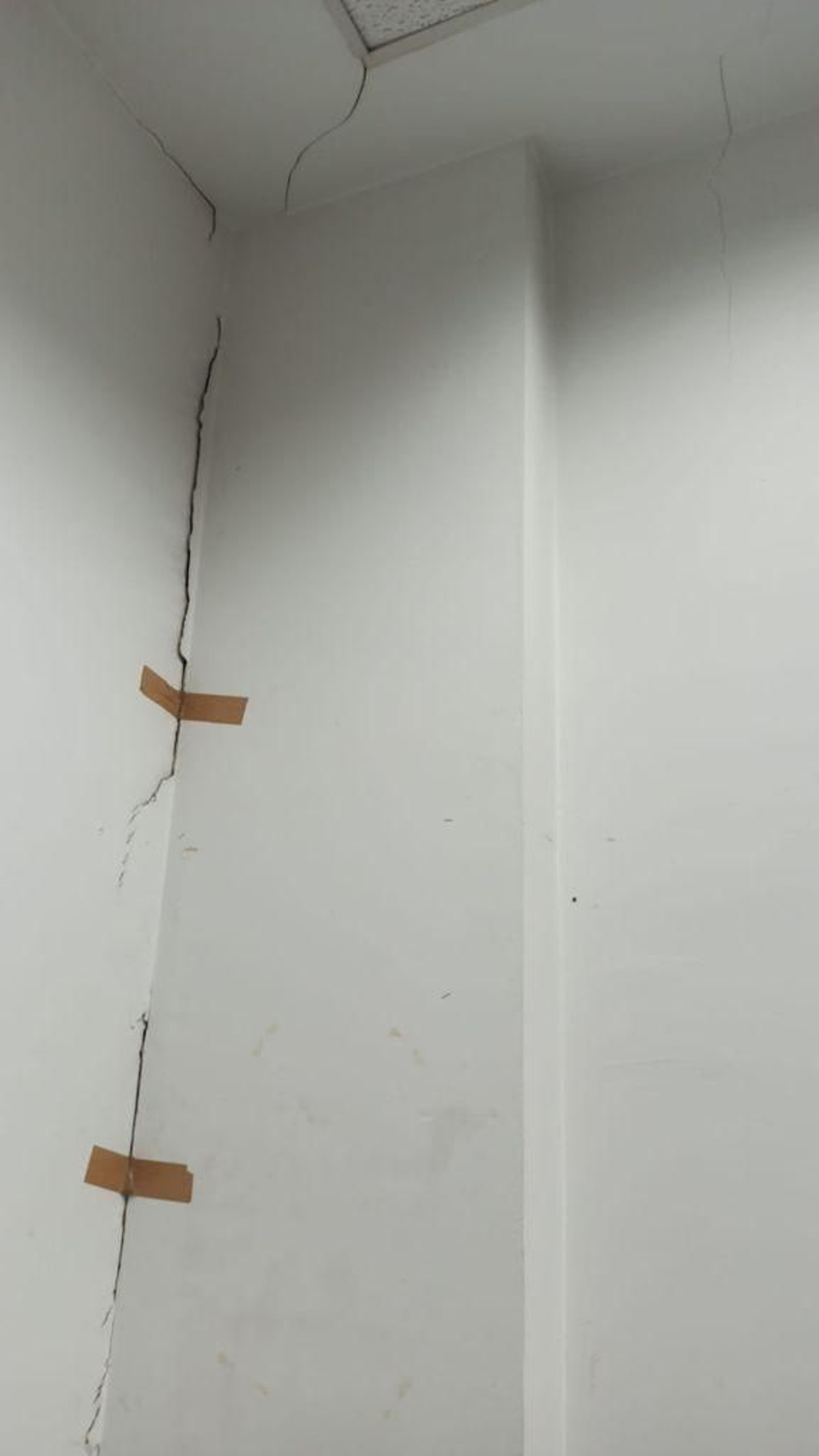 Desperfectos en la Comisaría de la Policía Nacional de Cádiz