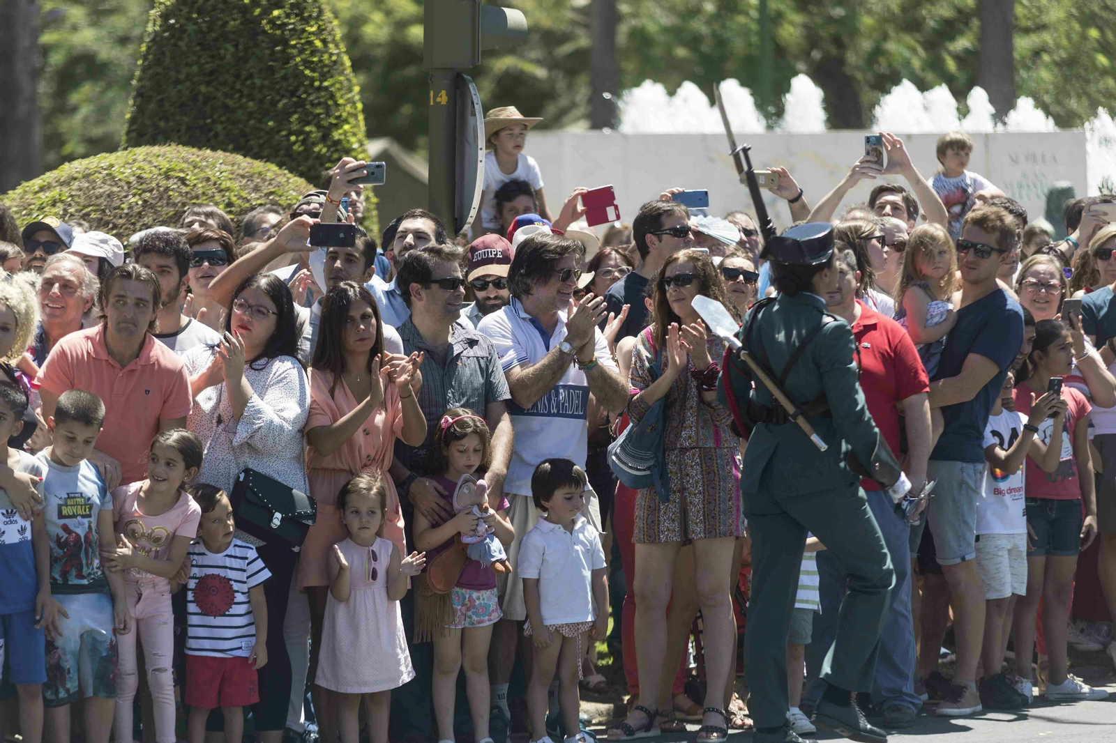 Las imágenes del desfile del Día de las Fuerzas Armadas en Sevilla