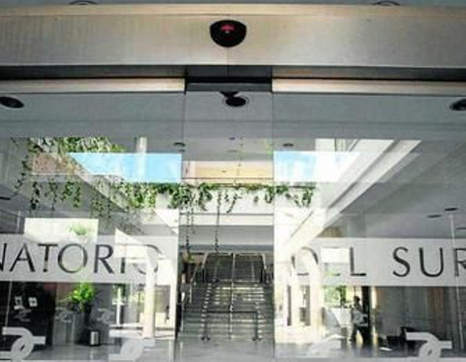 Entrada principal del Tanatorio de Almería.