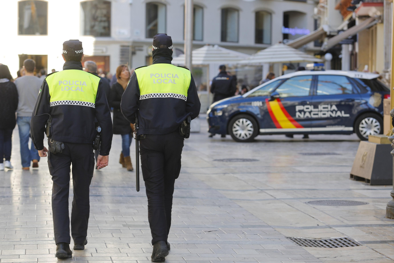 Policías locales patrullan por Málaga