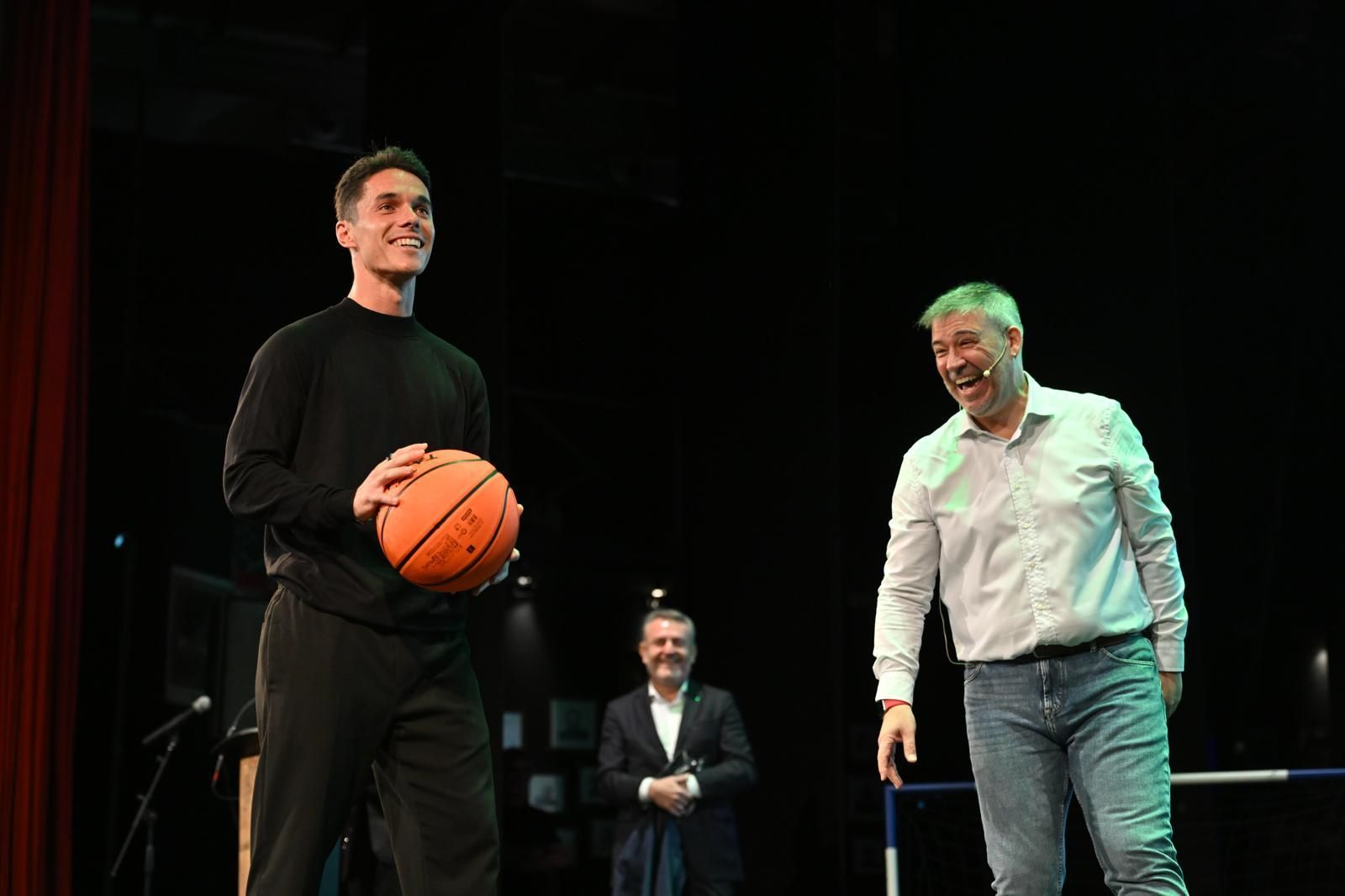 La gala también dejó divertidos momentos como cambiando Sergio Arribas el balón de fútbol por el de baloncesto.