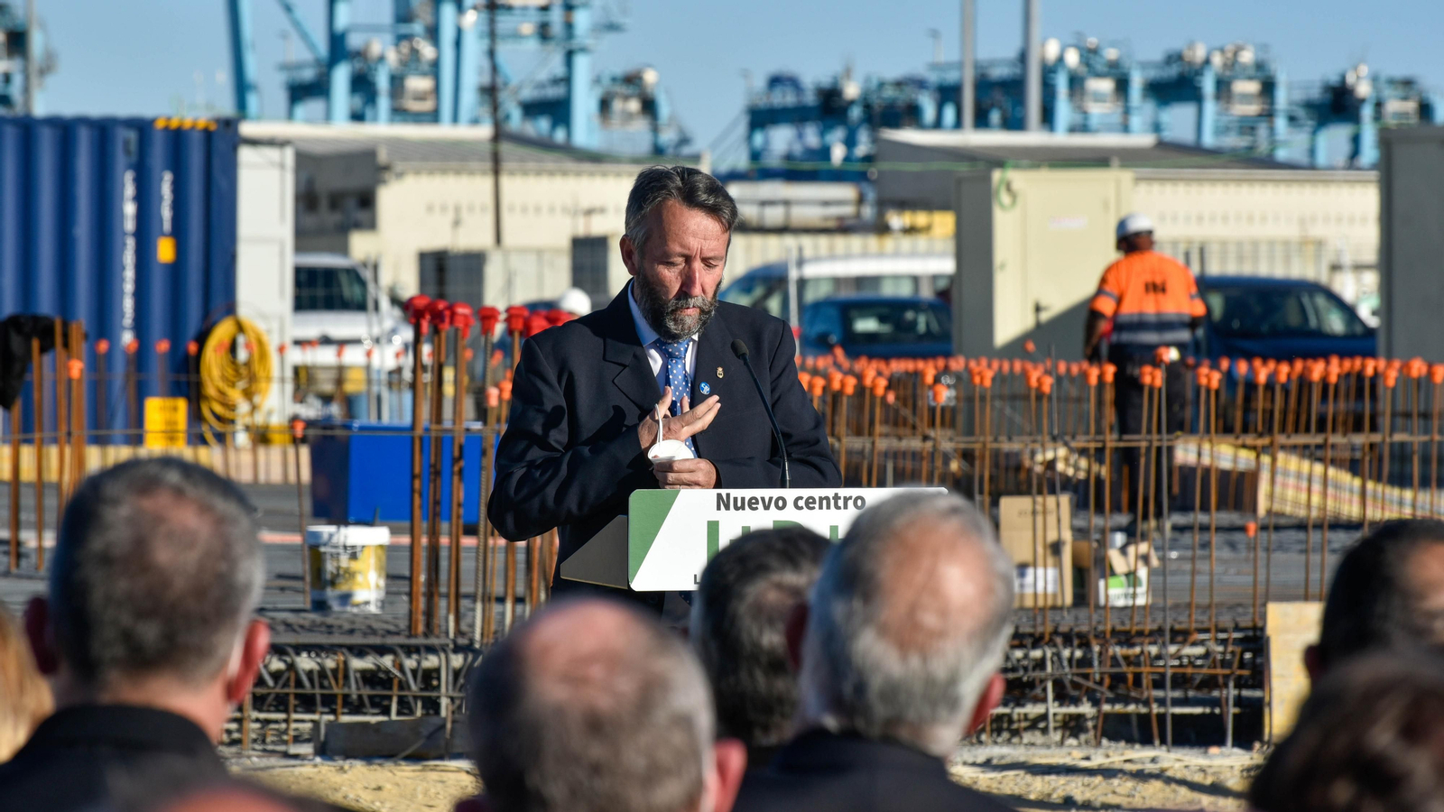 Las fotos del la visita de Juanma Moreno a las obras del Lago maritimo