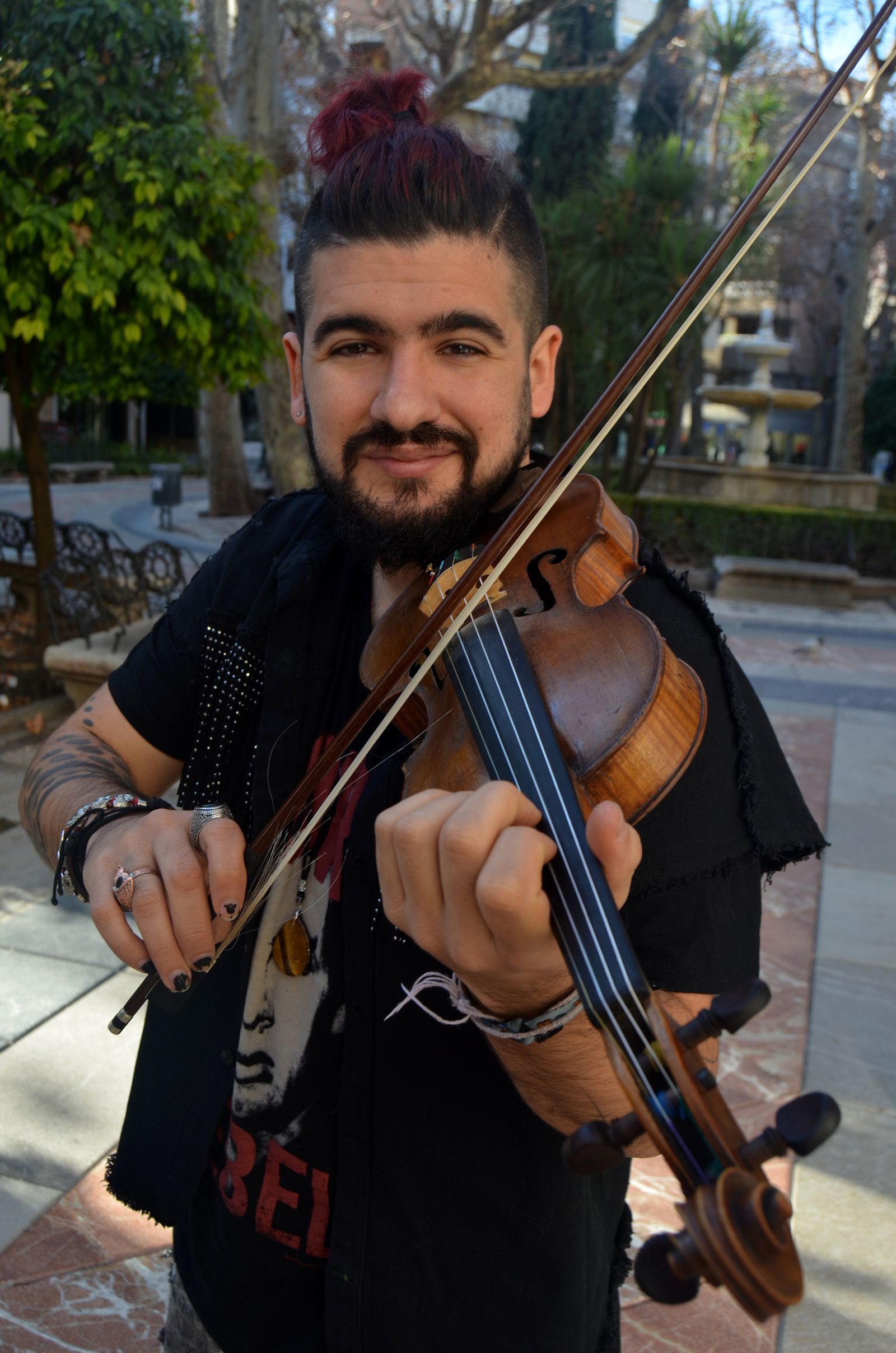 El violinista rebelde, en una imagen en Granada.