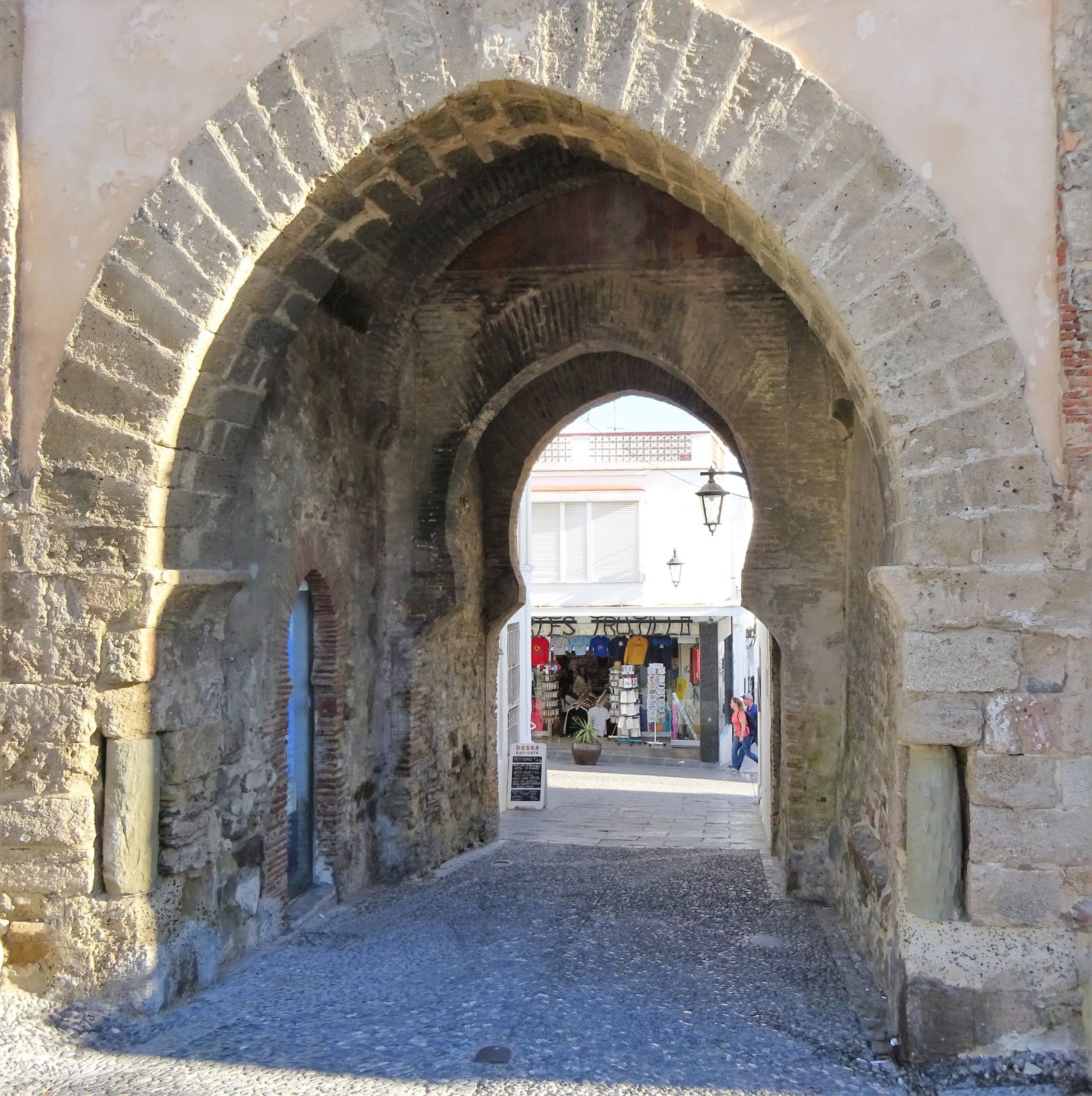 Guardacantones de piedra en la Puerta de Jerez de Tarifa.