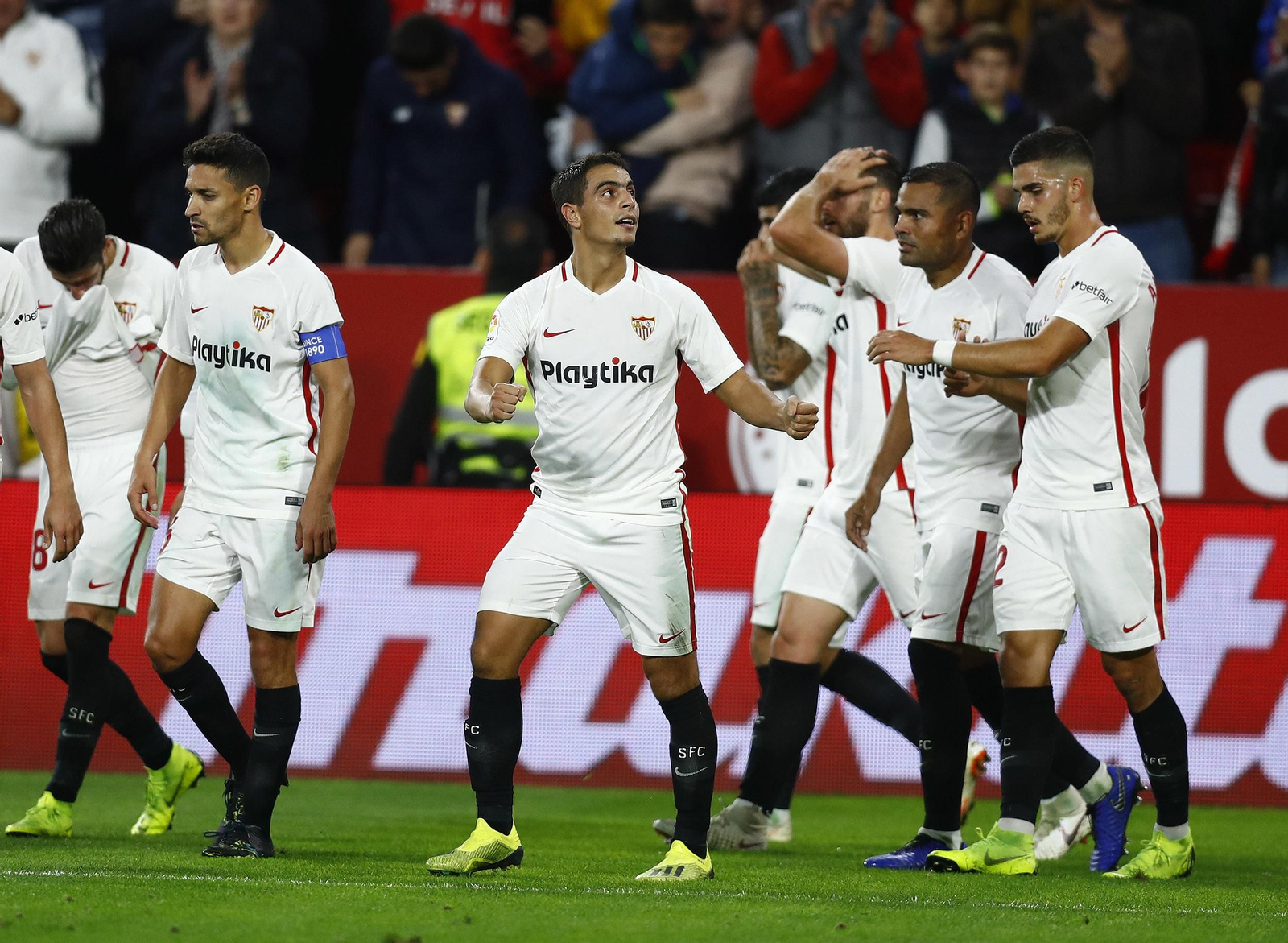 Los jugadores del Sevilla celebran un gol.