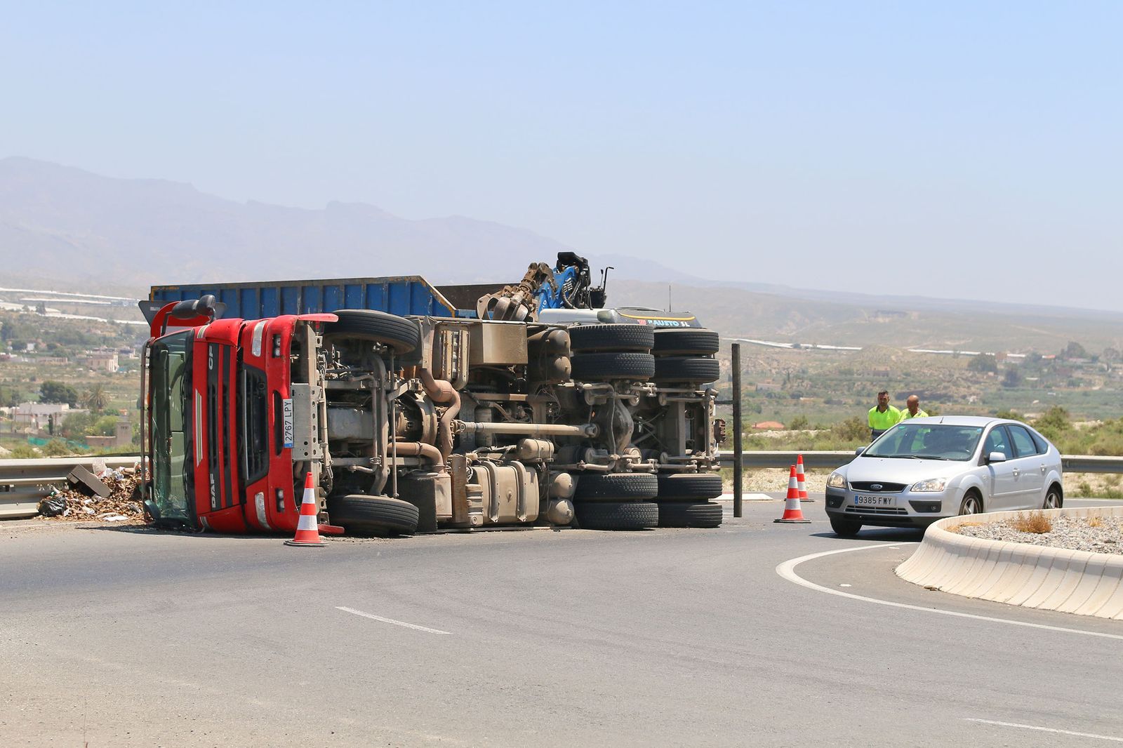 Vuelca un camión en la rotonda de la fábrica de Briseis