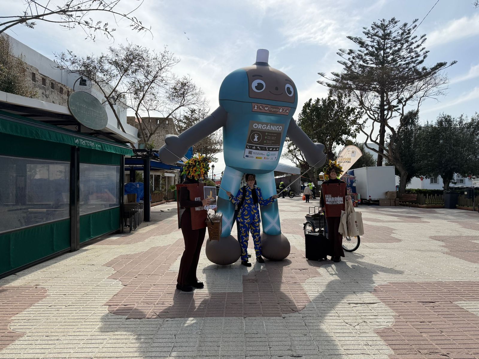 La campaña de la Mancomunidad y Arcgisa para el uso del contenedor marrón llega a Tarifa