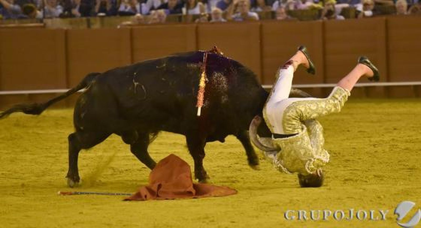 Javier Jiménez en el sexto toro./ Juan Carlos Vázquez