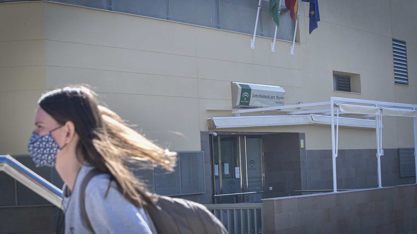 El exterior del centro de mayores Huerta Palacios en Dos Hermanas.