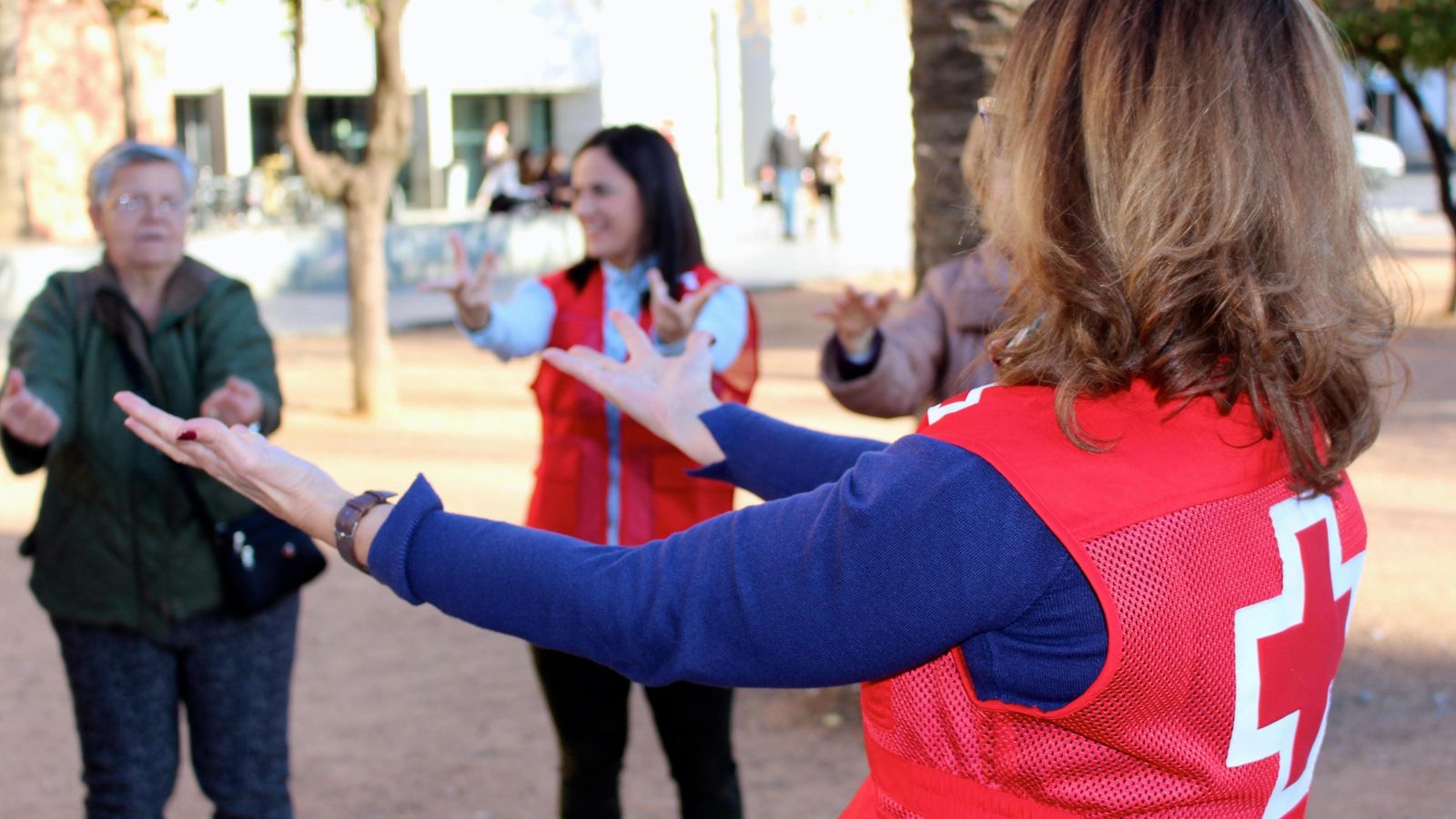 Técnicos de Cruz Roja durante una actividad con personas mayores.