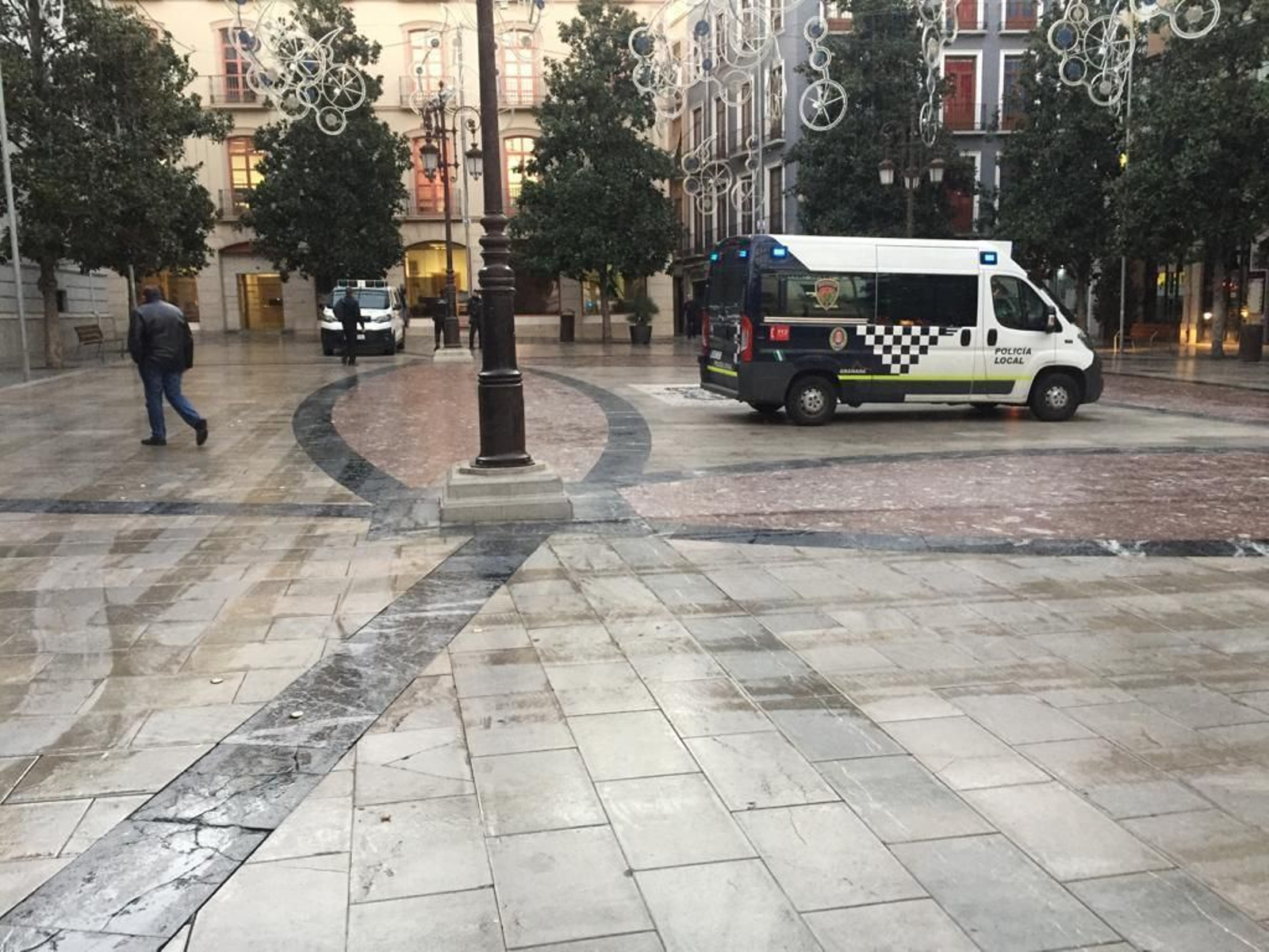 La Policía Local desaloja la acampada en Plaza del Carmen de Granada