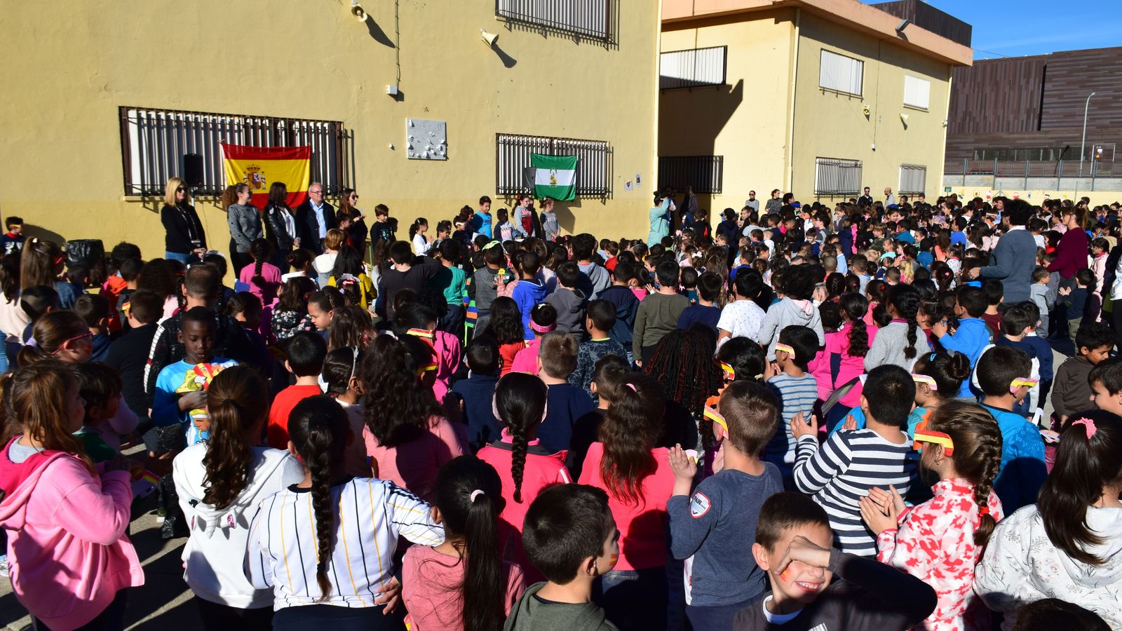 Numerosos alumnos junto a los representantes municipales de Vícar