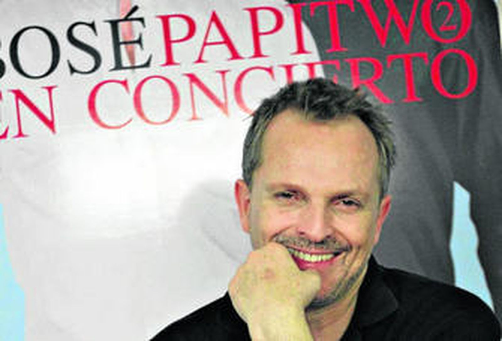 El cantante, frente a uno de los carteles de la gira en la que se encuentra inmerso estos días.