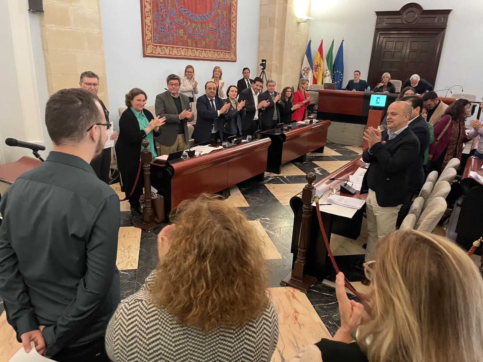 Los representantes de Autismo Cádiz, aplaudidos por los concejales en el pleno de este viernes.