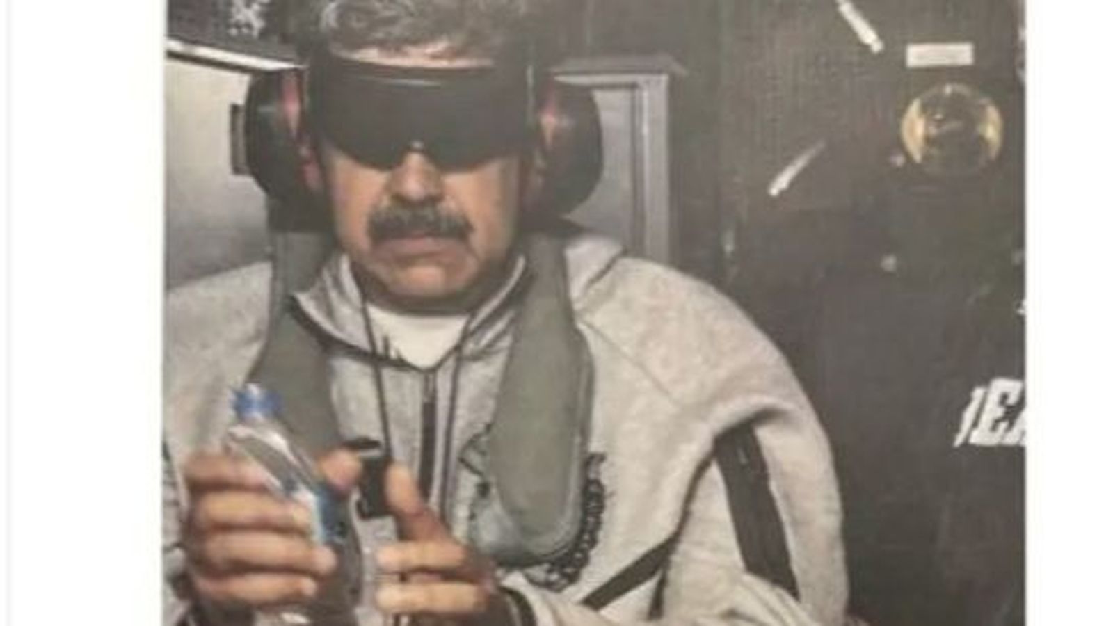 La primera imagen de Nicolás Maduro detenido difundida por Donald Trump.