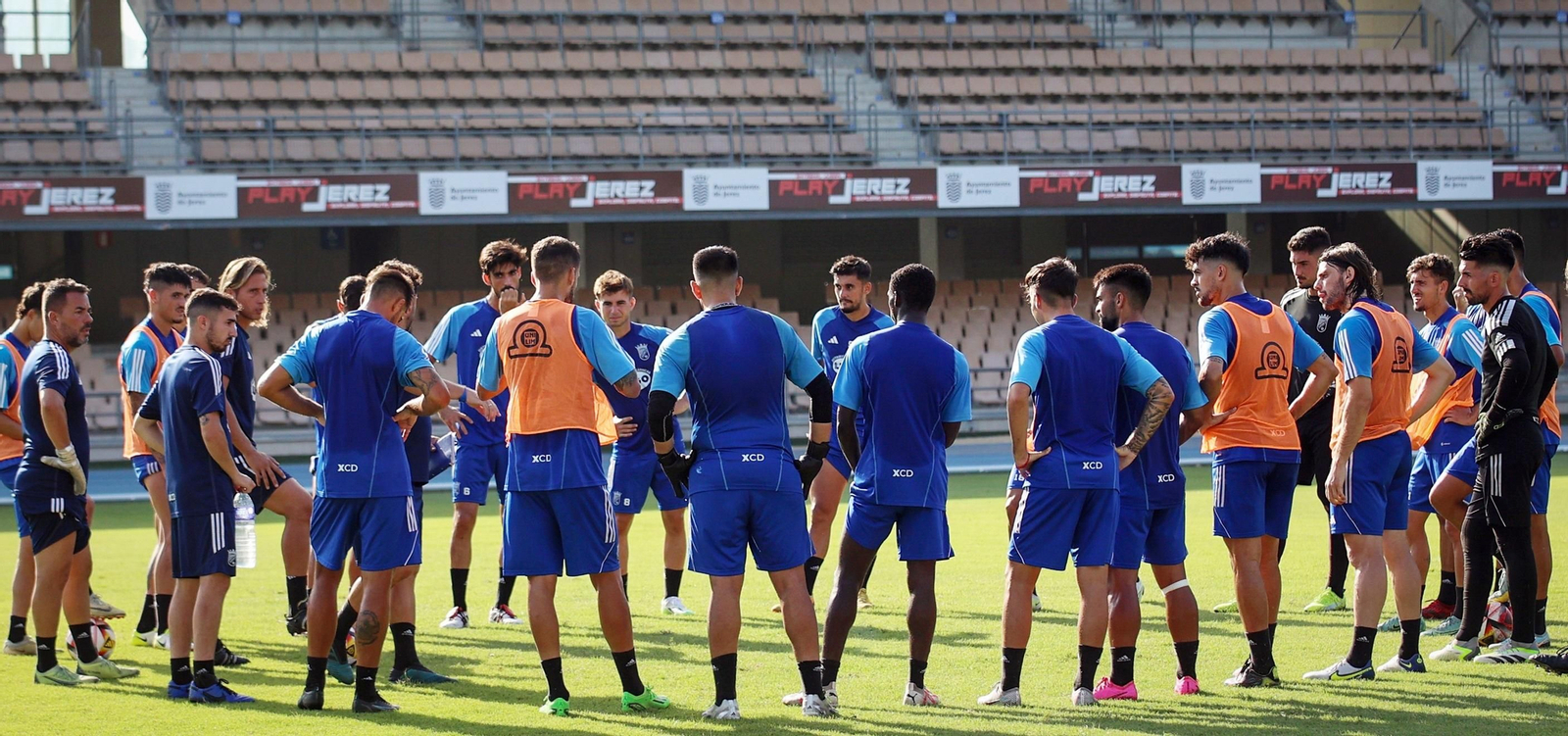 Los jugadores del Xerez CD, atentos a las indicaciones de Checa en el entrenamiento de este viernes en Chapín. Los jugadores del Xerez CD, atentos a las indicaciones de Checa en el entrenamiento de este viernes en Chapín.