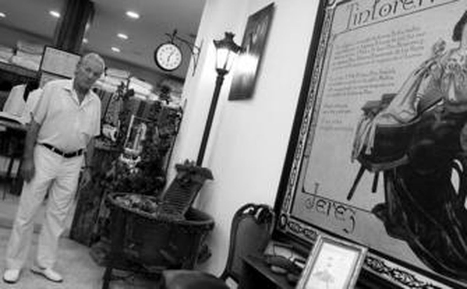 José María Gutiérrez posa en la tintorería Pina rodeado de la peculiar decoración del comercio.