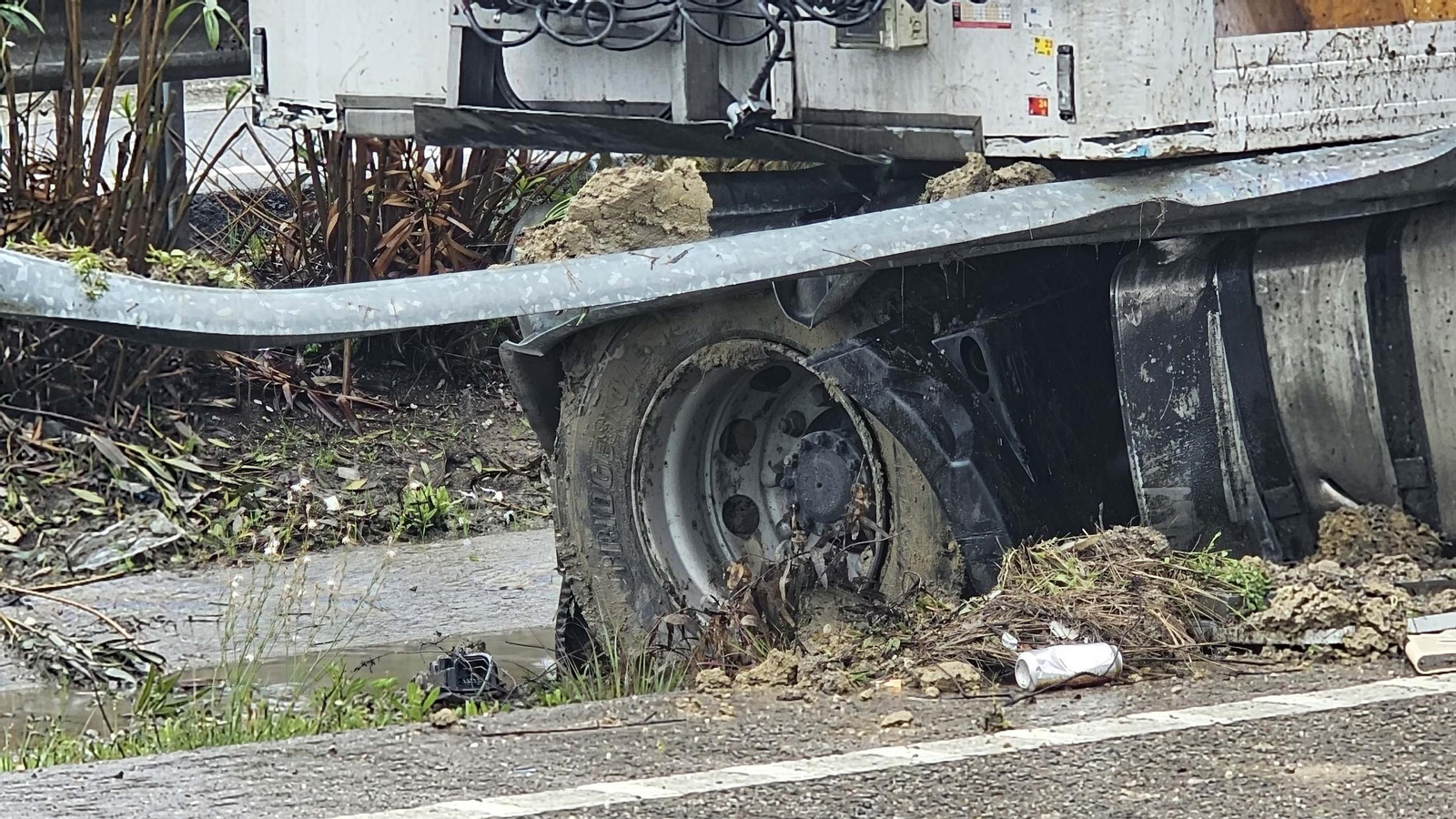 Las fotos del camión accidentado en la A-381 a la altura de Los Barrios