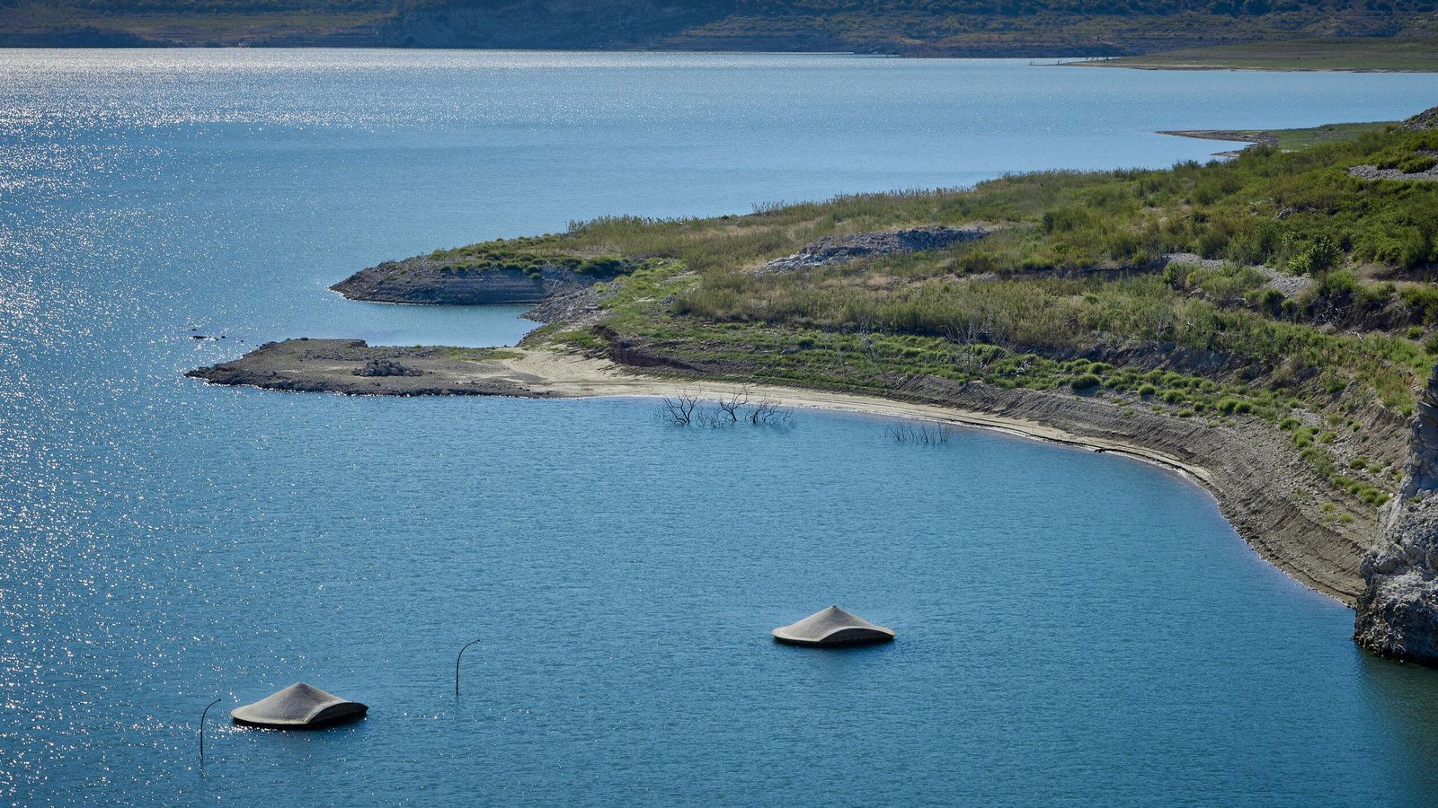 Estructuras que han salido a la superficie tras la bajada del nivel del agua en el Guadalcacín. Estructuras que han salido a la superficie tras la bajada del nivel del agua en el Guadalcacín.