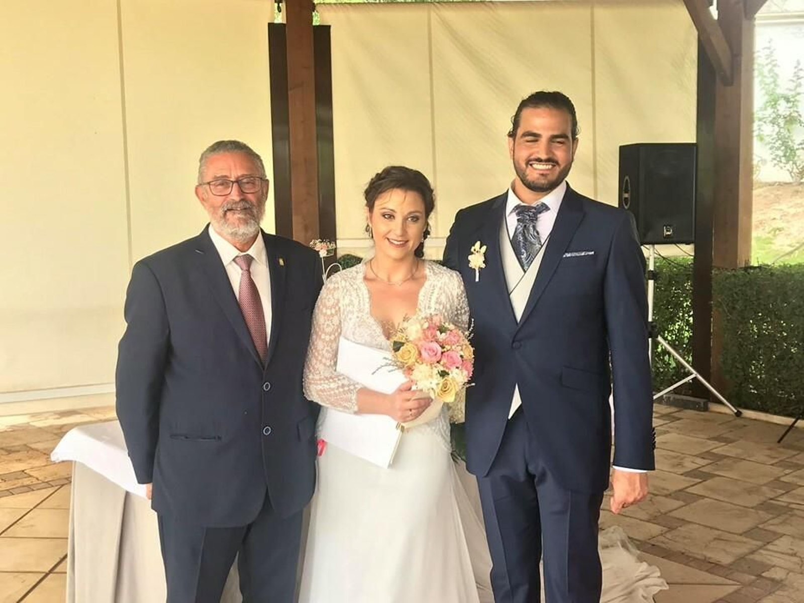 El alcalde, Francisco Torrecillas, junto a una pareja de casados este pasado mes de septiembre.