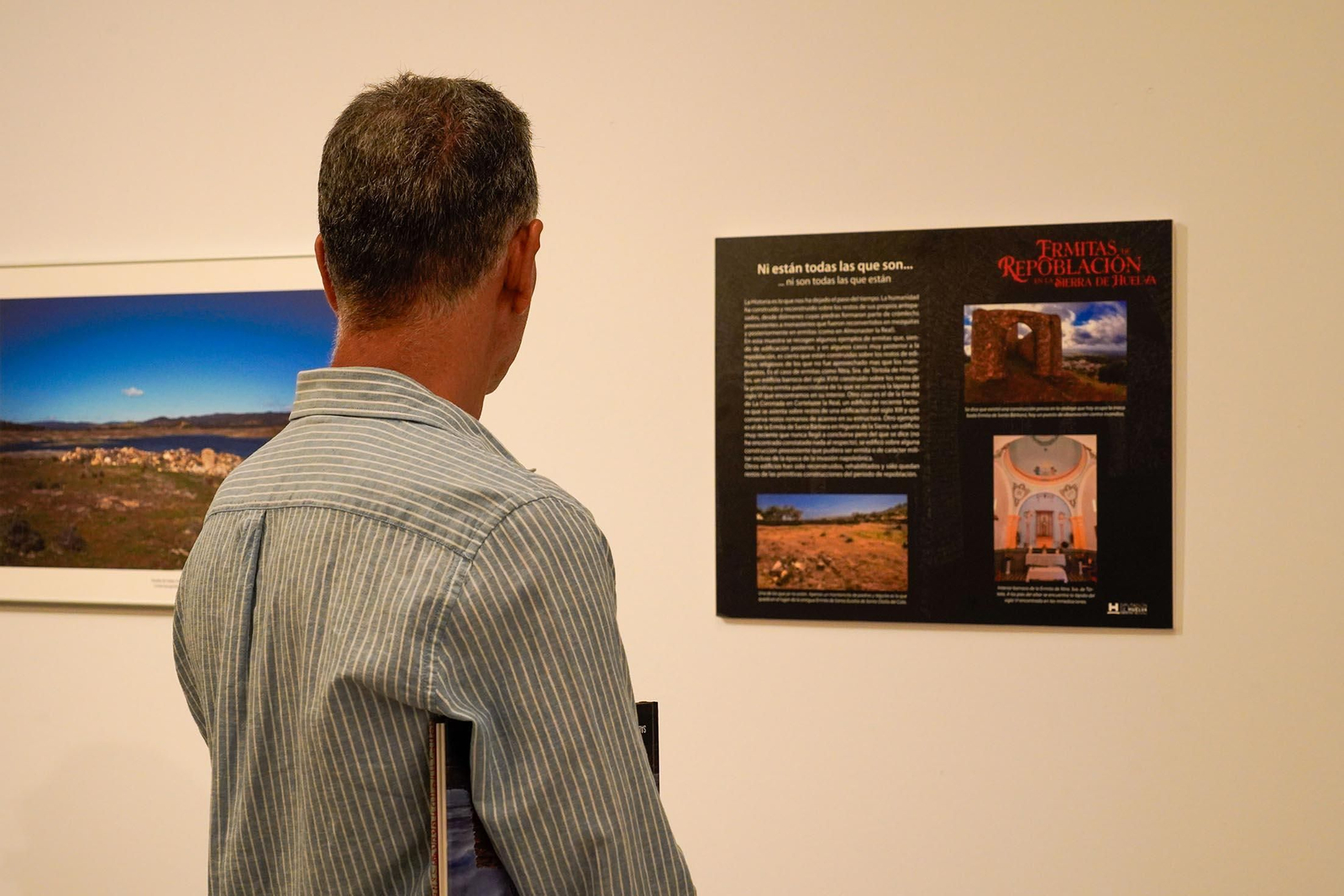 Imágenes de la inauguración de la exposición 'Ermitas de repoblación en la Sierra de Huelva' por La diputada de Cultura, Gracia Baquero, y el autor de la exposición, Jorge Garrido.