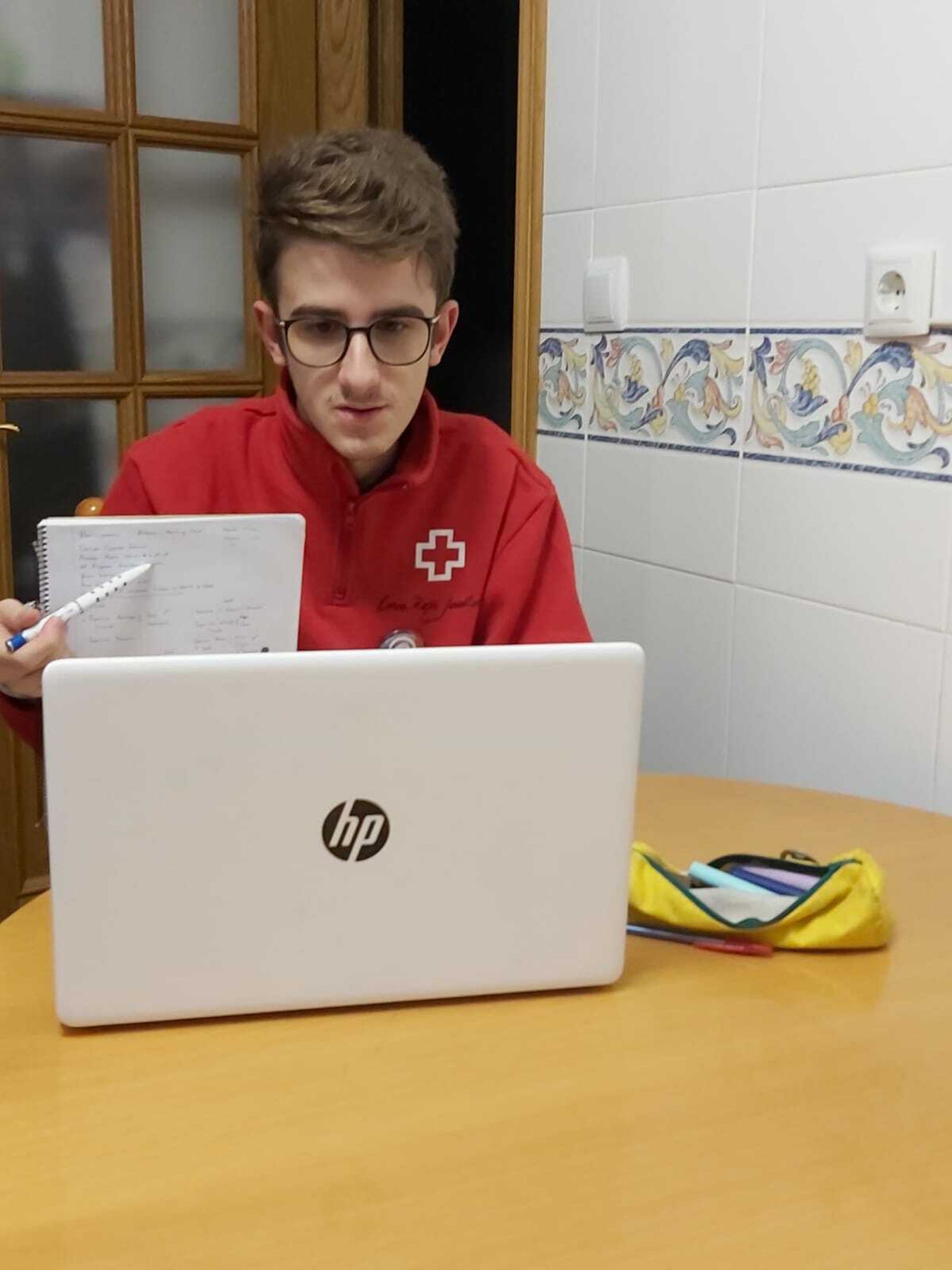 Un voluntario de Cruz Roja durante las clases de apoyo a niños y jóvenes de Almería