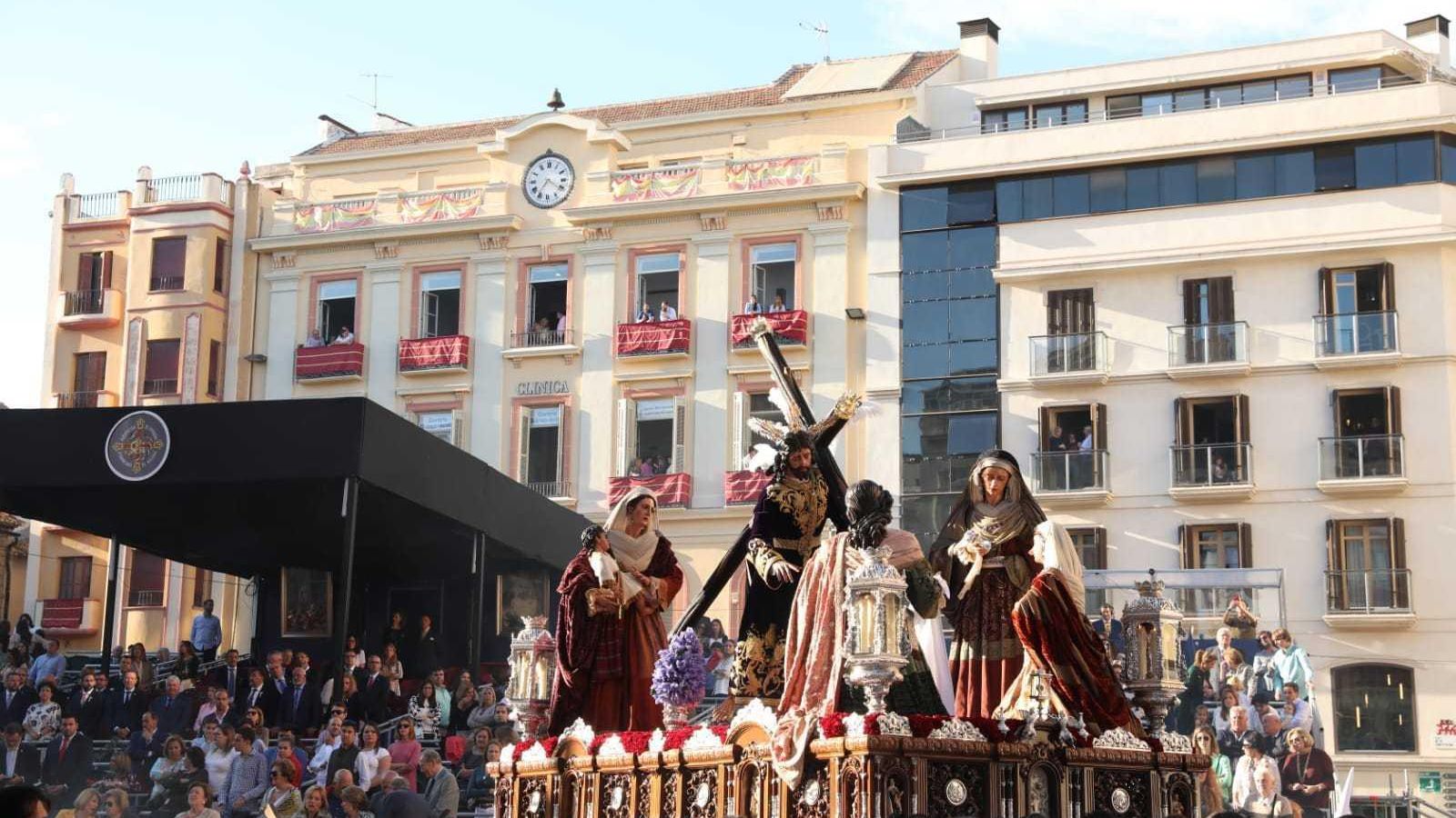 Jesús Nazareno de la Salutación pasa por la nueva tribuna oficial.