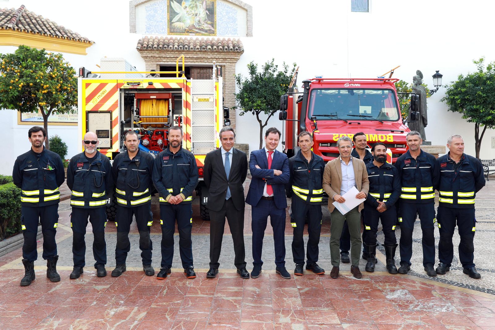 El concejal de Seguridad Ciudadana de Marbella junto a bomberos.