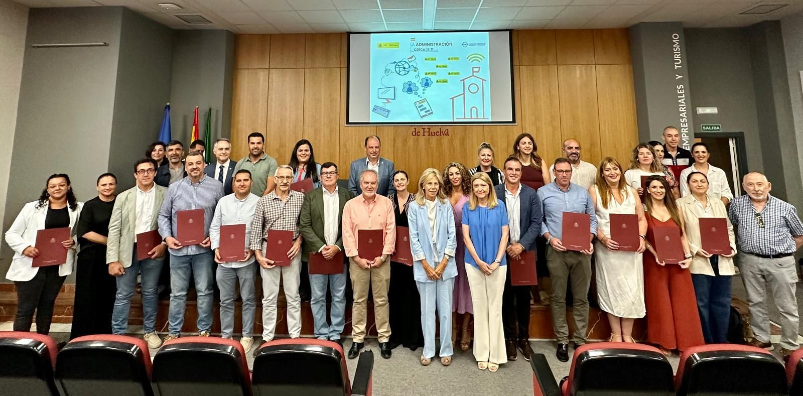 Reunión de la Subdelegada del Gobierno en Huelva, María José Rico, con representantes de 21 municipios de Huelva.