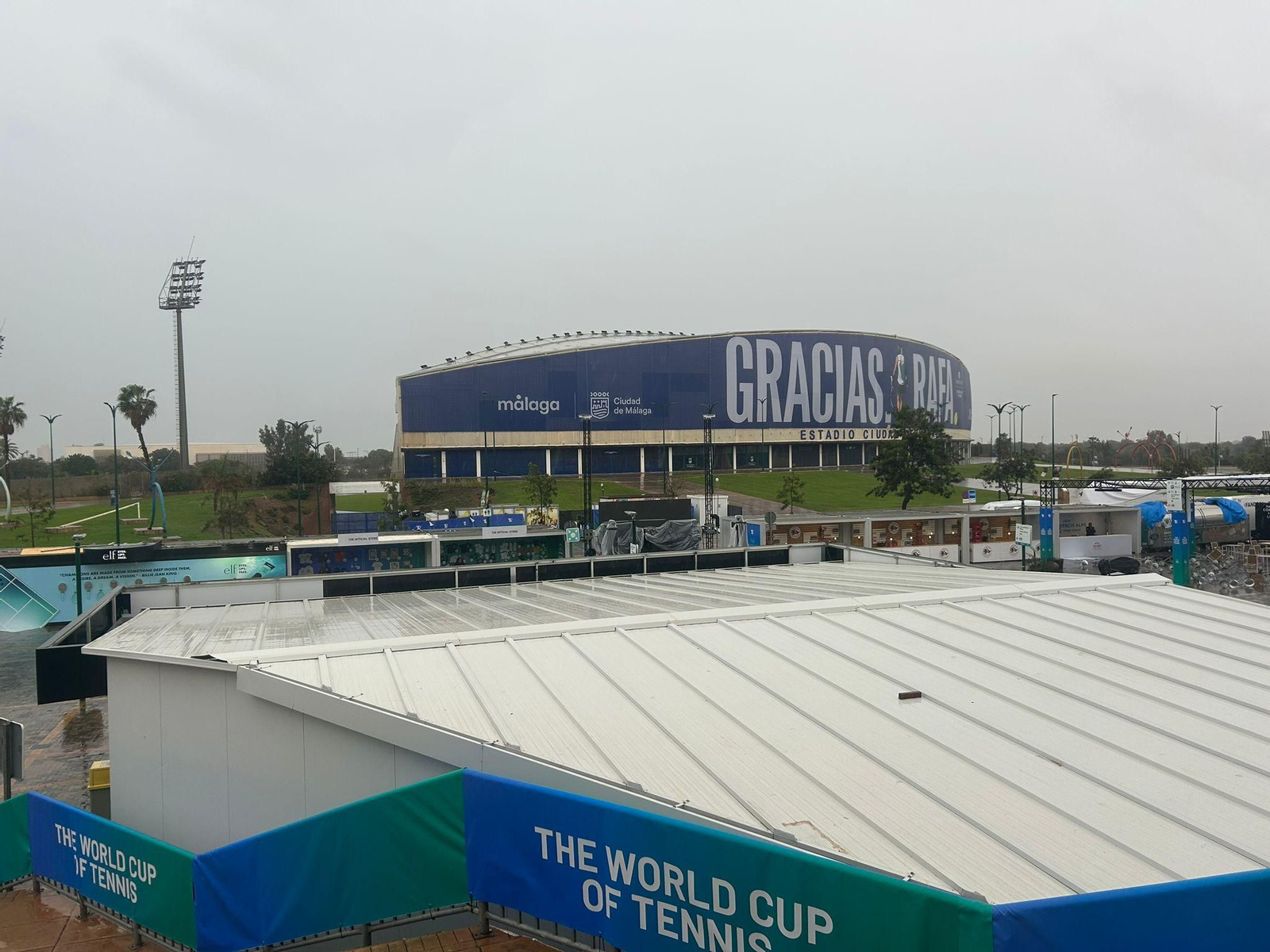 Los exteriores del Carpena tras las las primeras lluvias y aplazarse el inicio del tenis