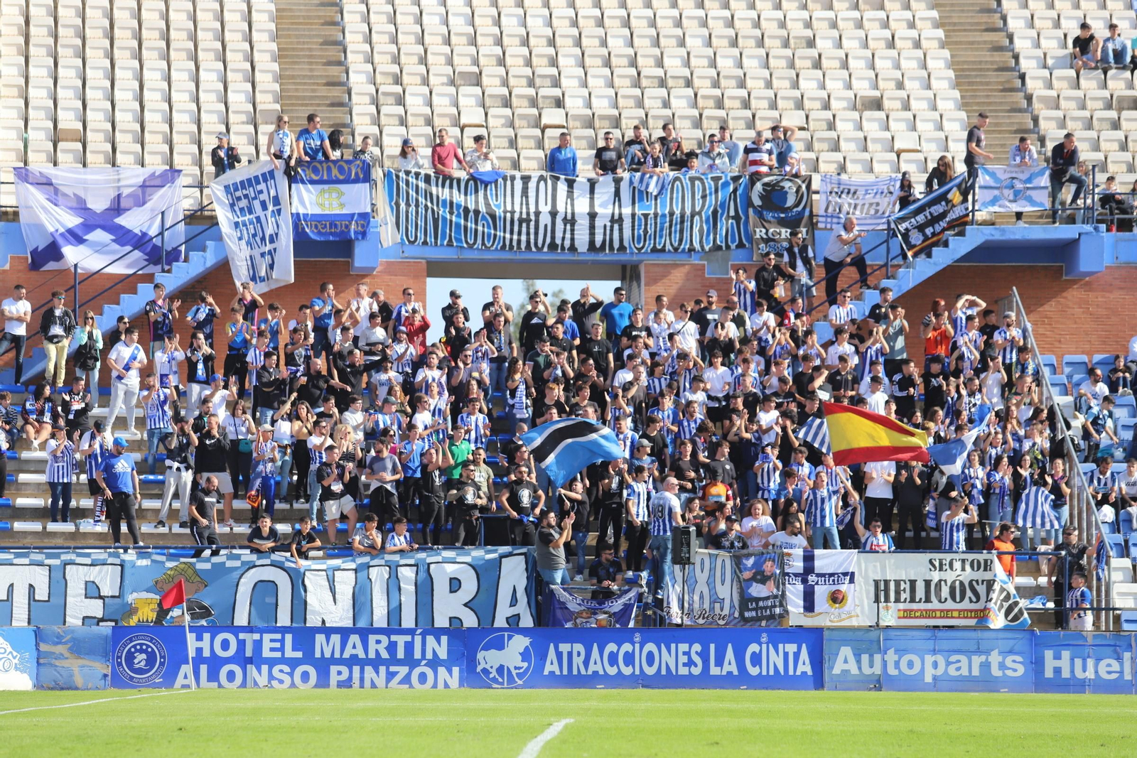 Imágenes del gran ambiente en el Nuevo Colombino para ver el  Recre-Burgos