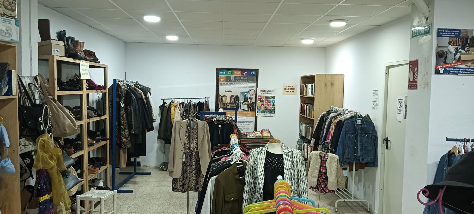 Tienda solidaria de Madre Coraje en la calle Diego de Almagro.