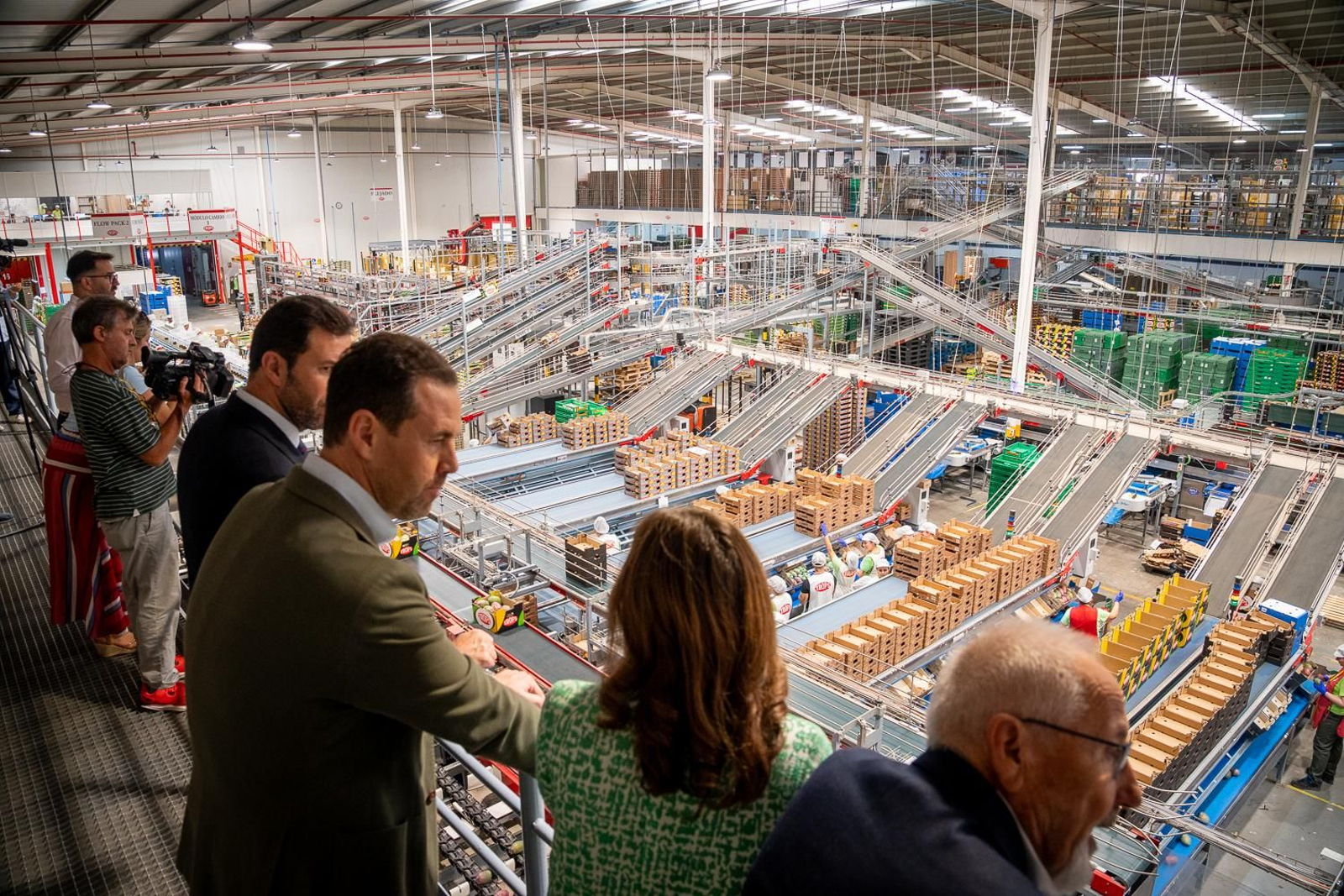 Durante la visita de la delegada del Gobierno en Trops, en Vélez-Málaga.