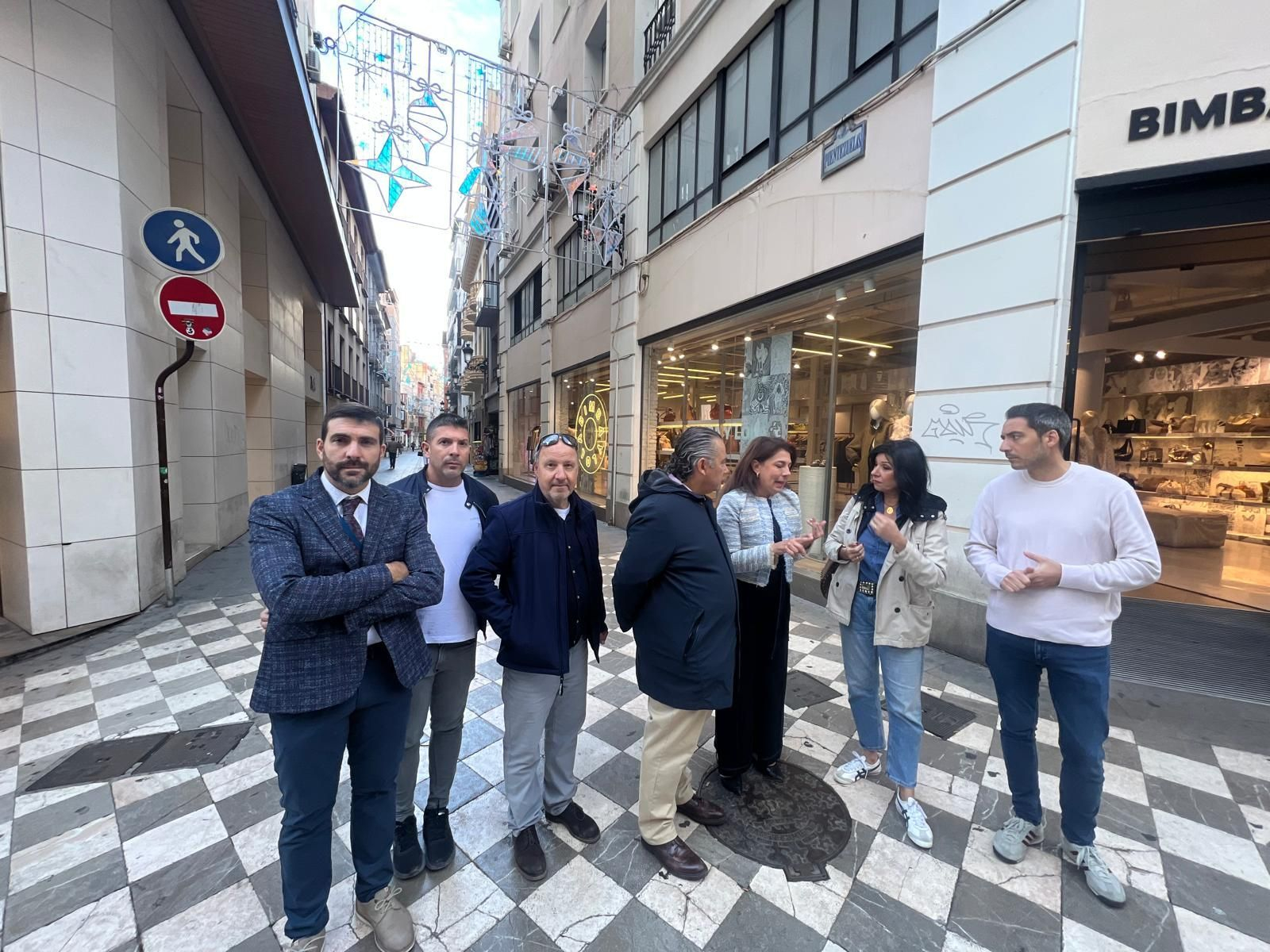 Los concejales socialistas reunidos con comerciantes y representantes en la calle Recogidas de Granada