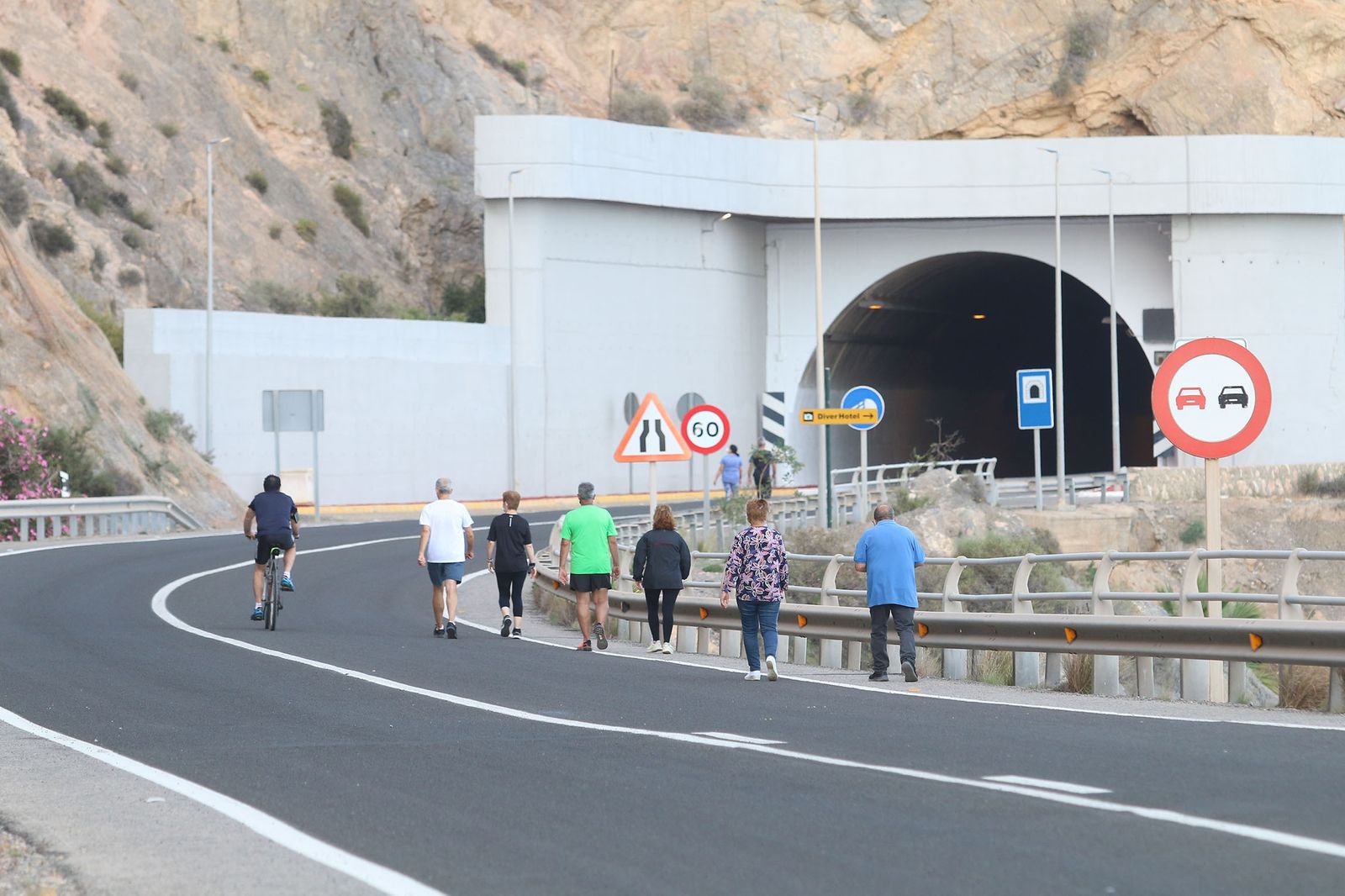 Las imágenes de la gente paseando en la carretera cortada de El Cañarete