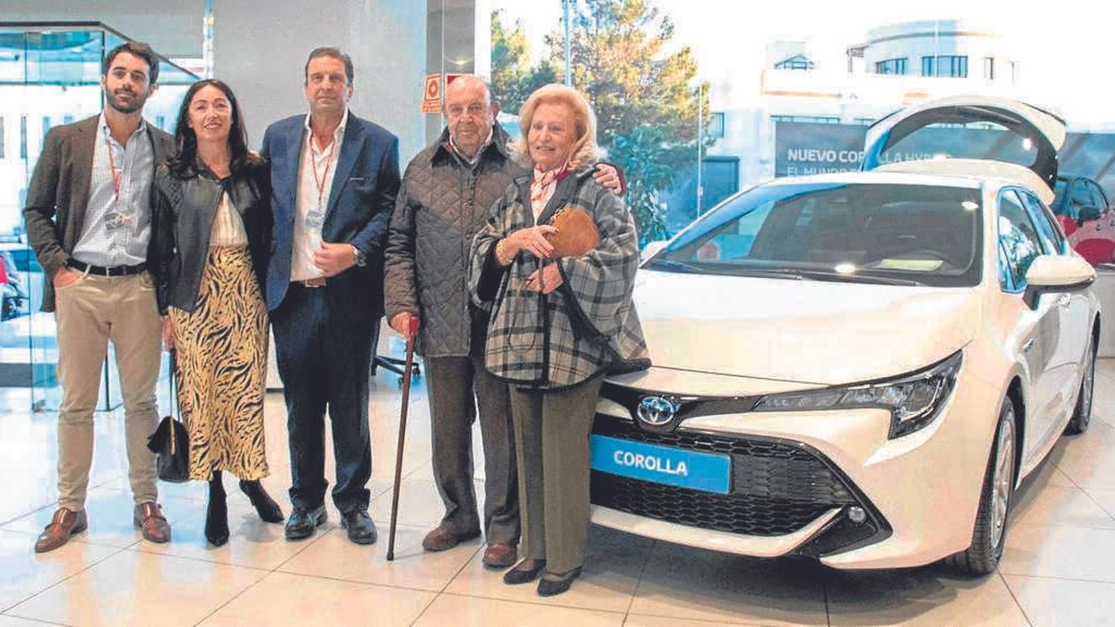 Luis Nimo, gerente de Toyota Nimauto, en el centro de la imagen junto a su hijo José Luis Nimo, su mujer, Inmaculada Quiñonero, su madre, Ángeles Maldonado, y su padre, José Luis Nimo.